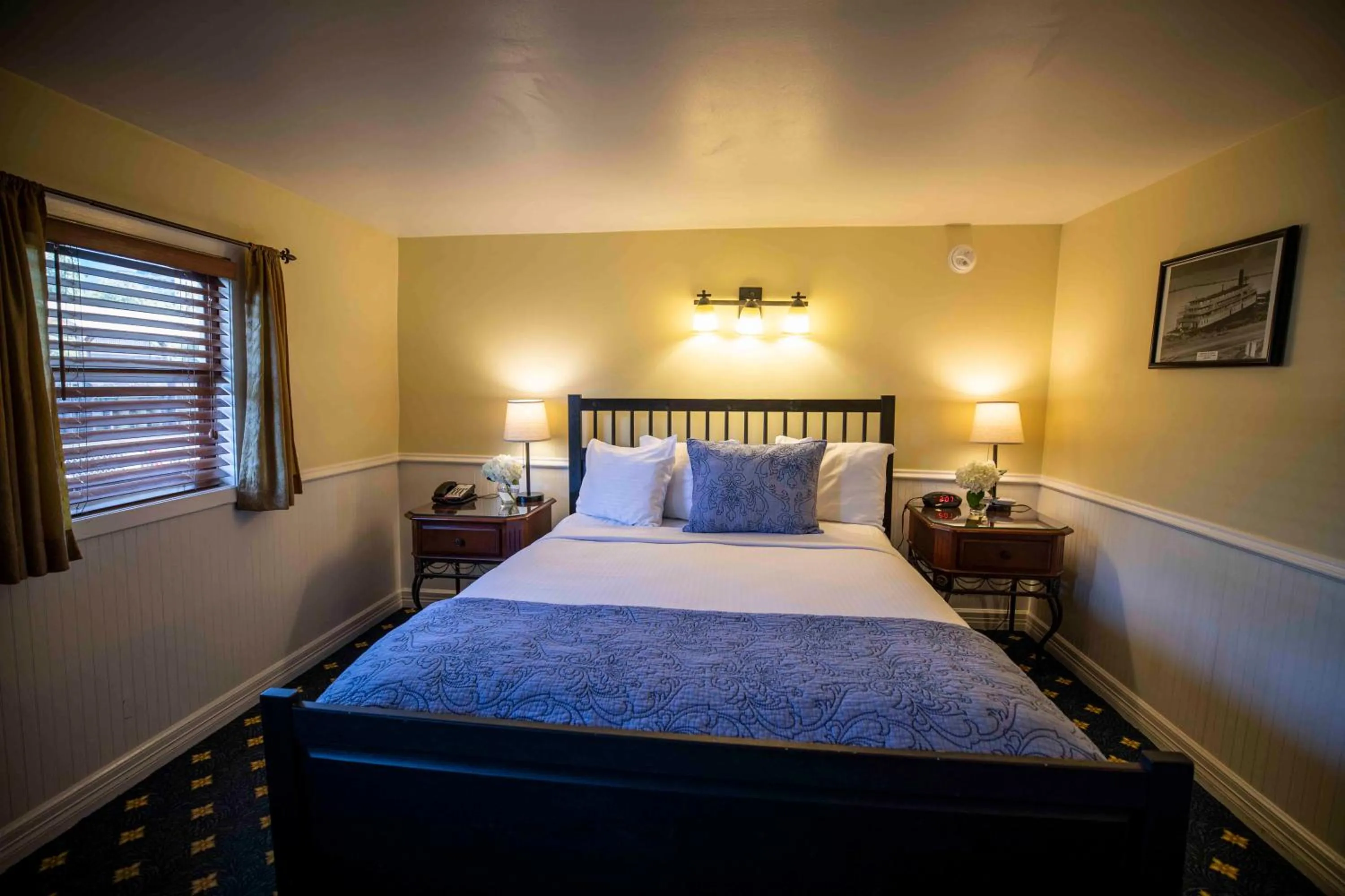 Bedroom, Bed in Delta King Hotel