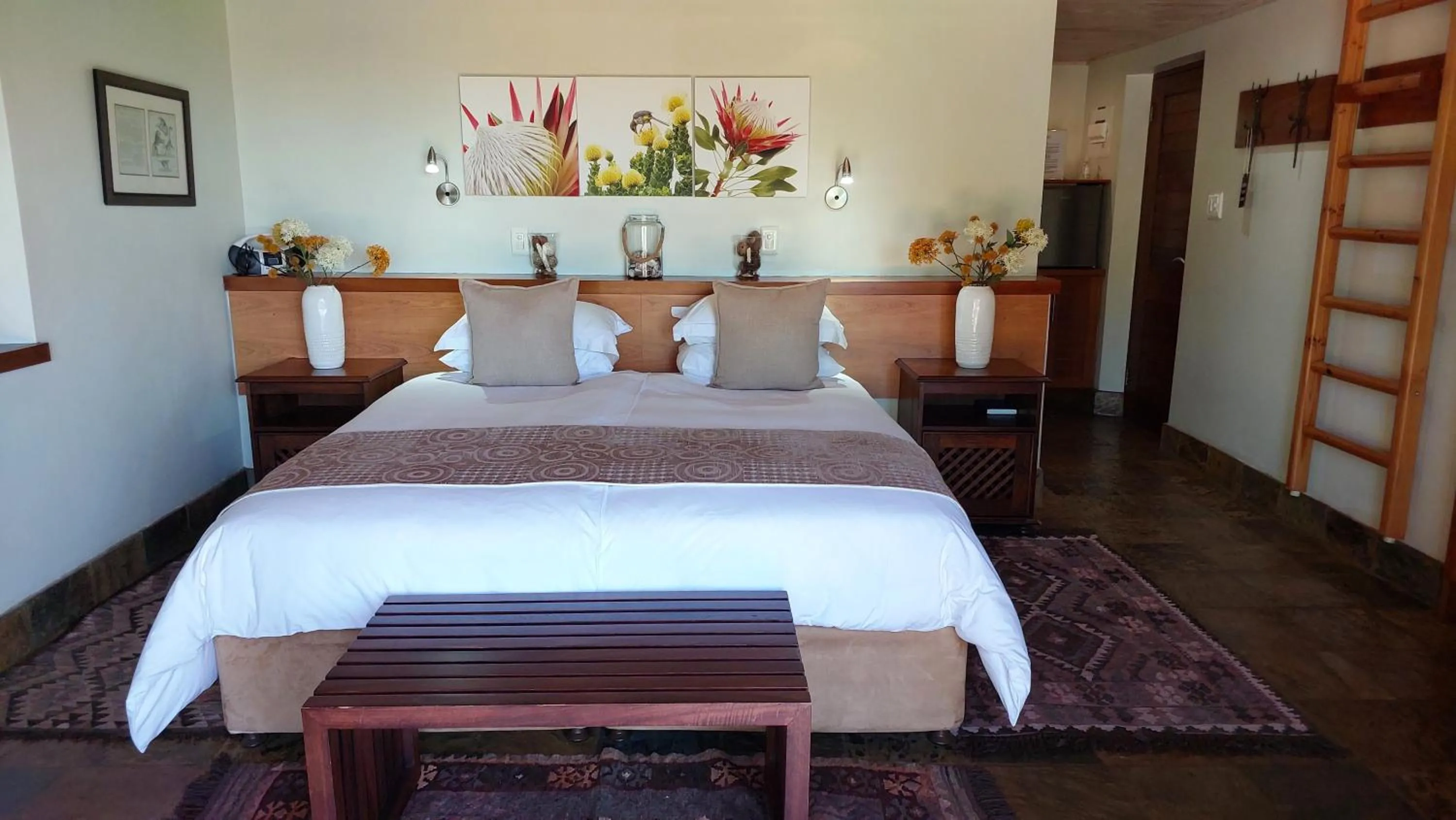 Photo of the whole room, Bed in Paradise Cove