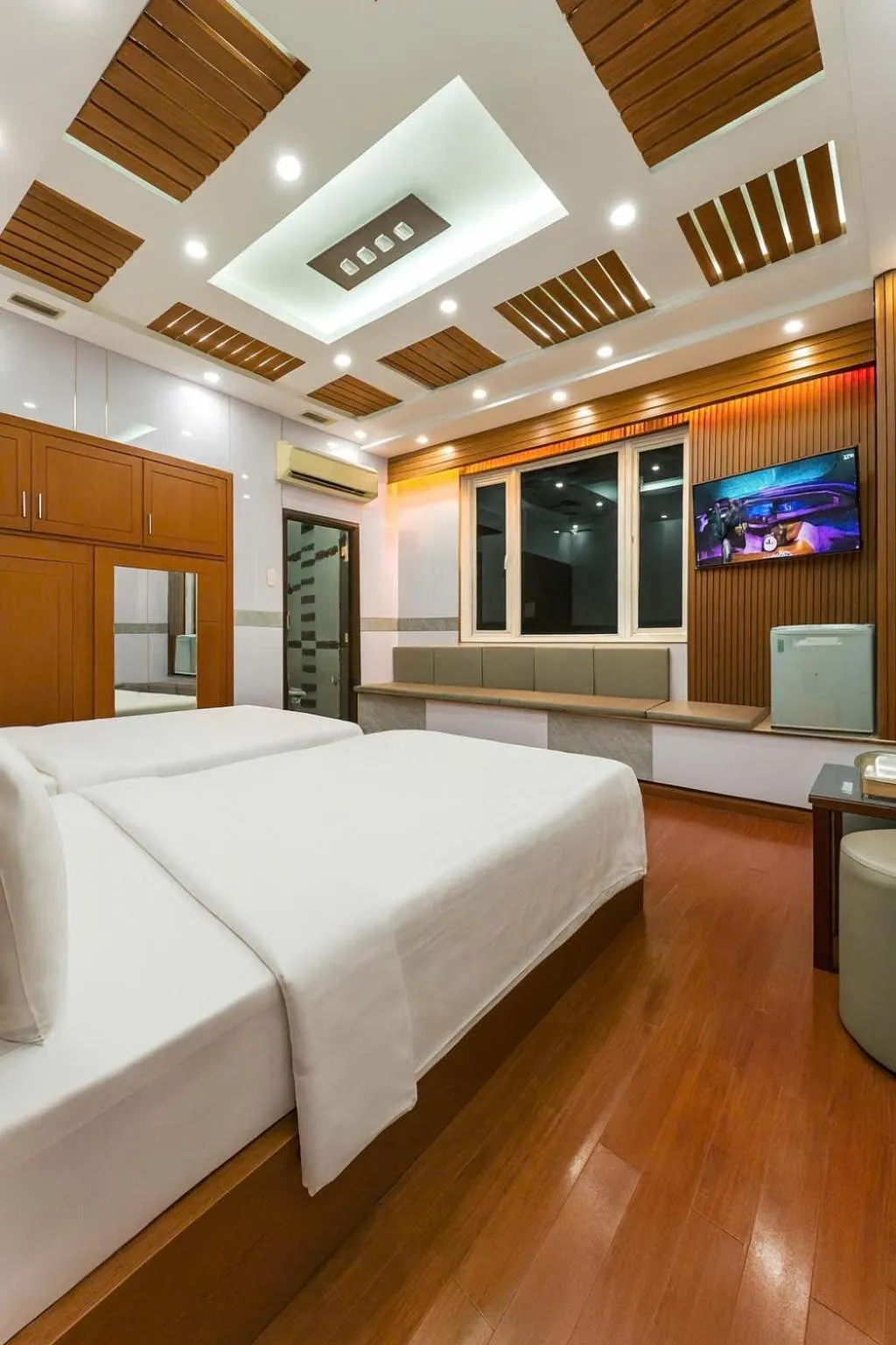 Property building, Bed in Van Ha Hotel Etown - Nhà Ga T3 Sân Bay TSN