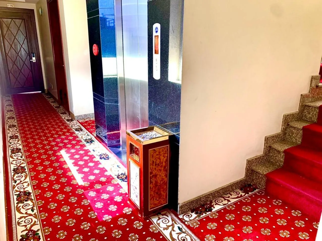 elevator in Van Ha Hotel Etown - Nhà Ga T3 Sân Bay TSN