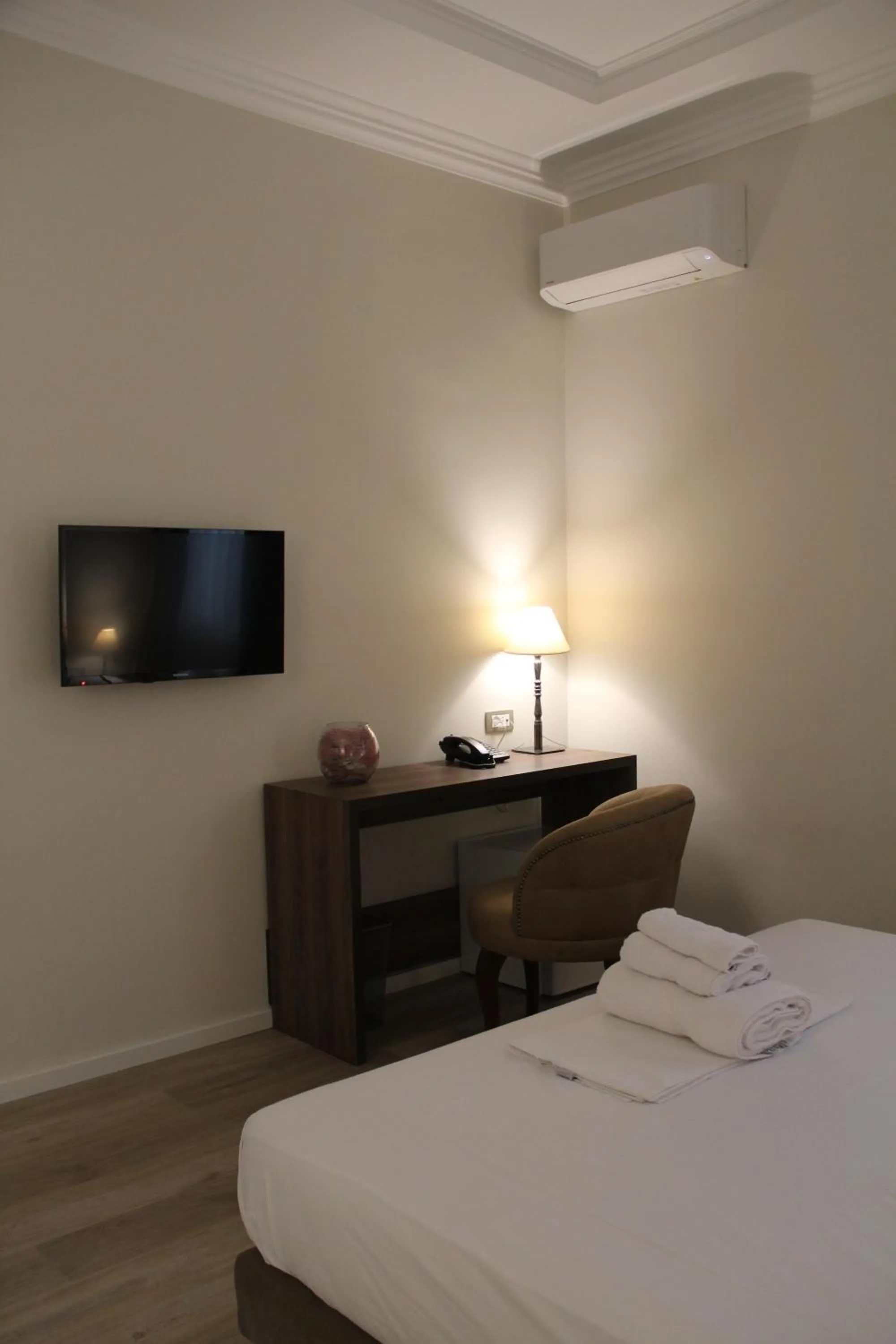 Bedroom, Bed in Hotel Hermes Tirana