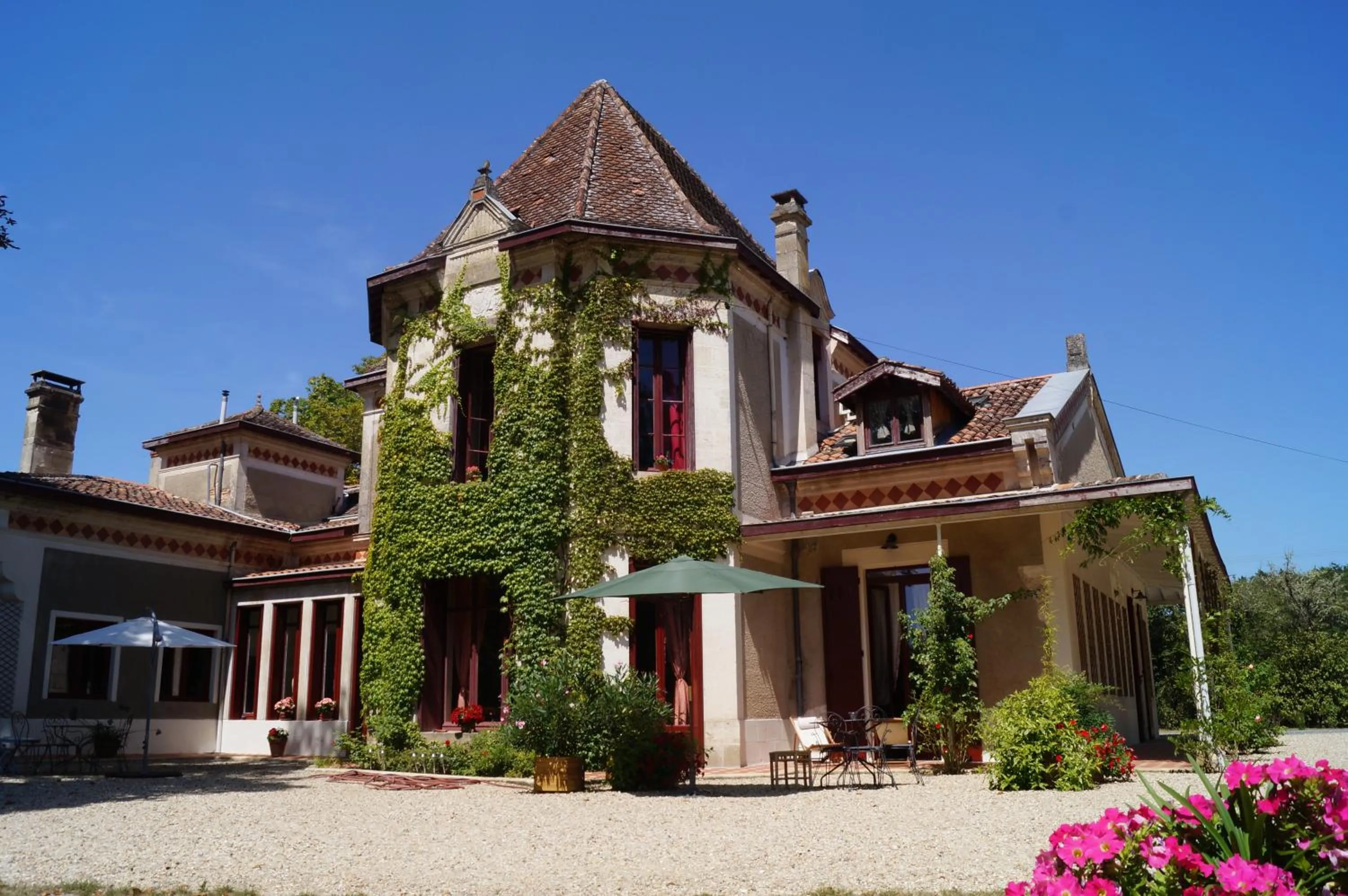 Facade/entrance in Les Luz - Chambres d'hôtes