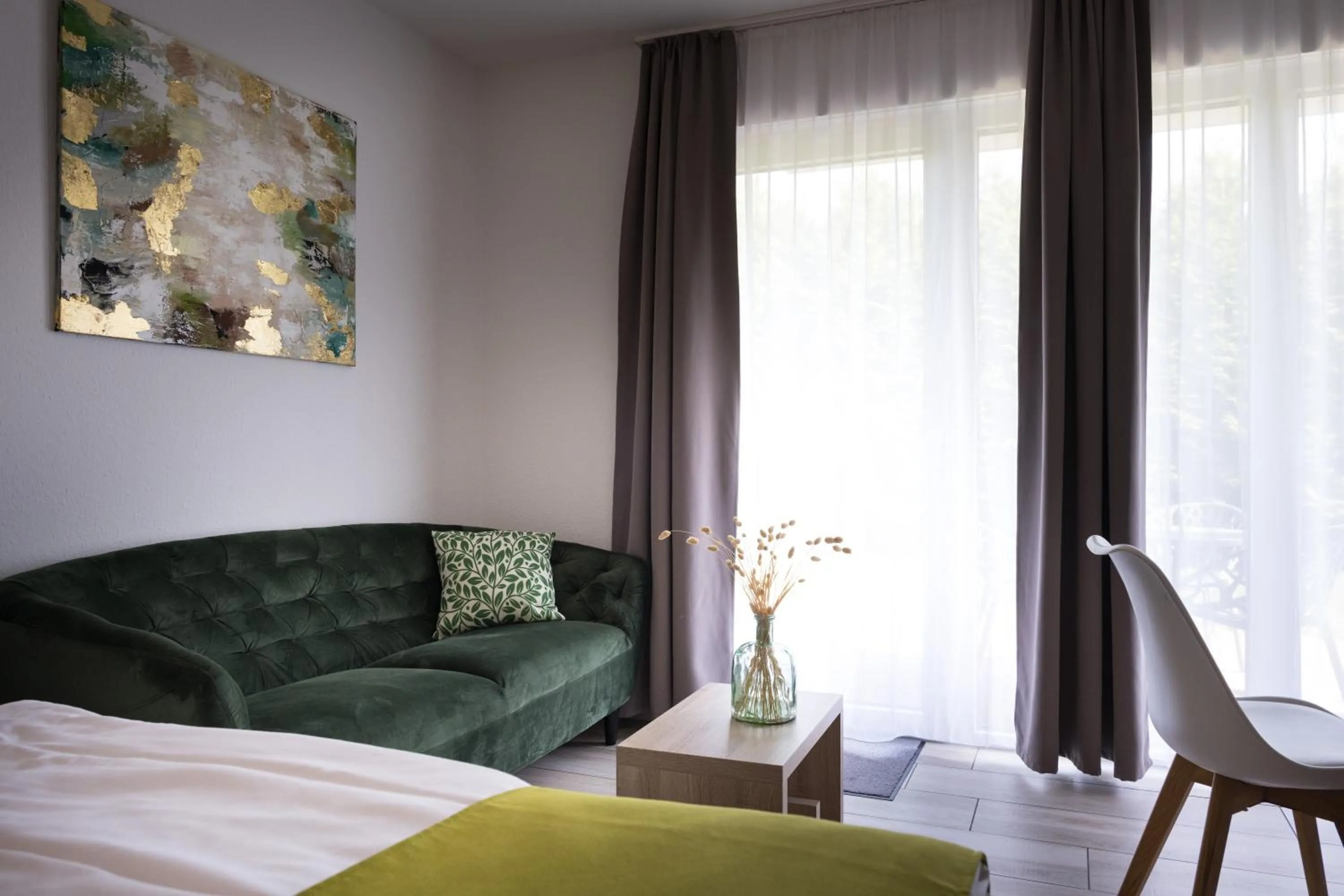 Seating area, Bed in GLEUEL INN - digital hotel & serviced apartments & boardinghouse mit voll ausgestatteten Küchen