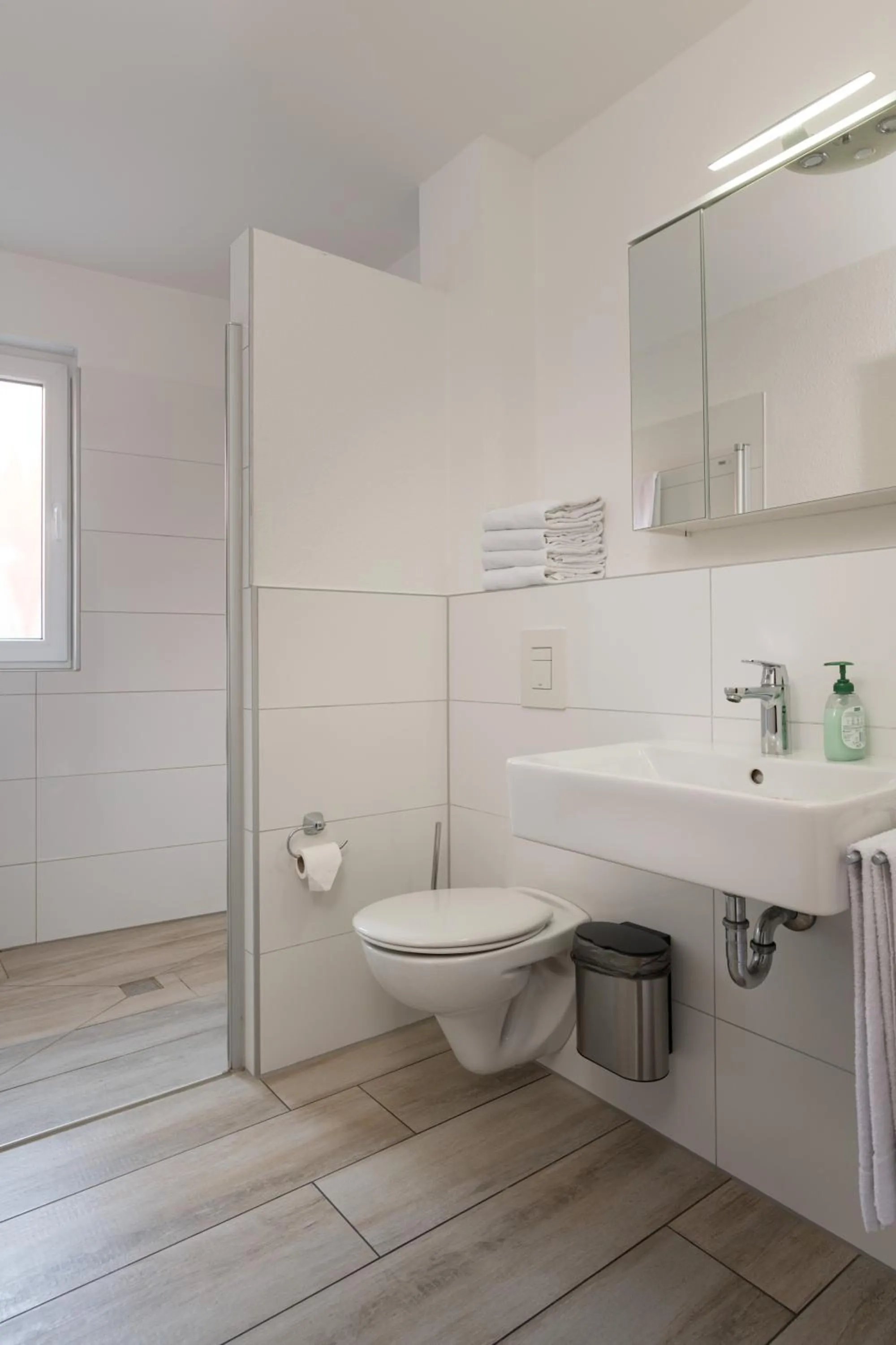 Bathroom in GLEUEL INN - digital hotel & serviced apartments & boardinghouse mit voll ausgestatteten Küchen