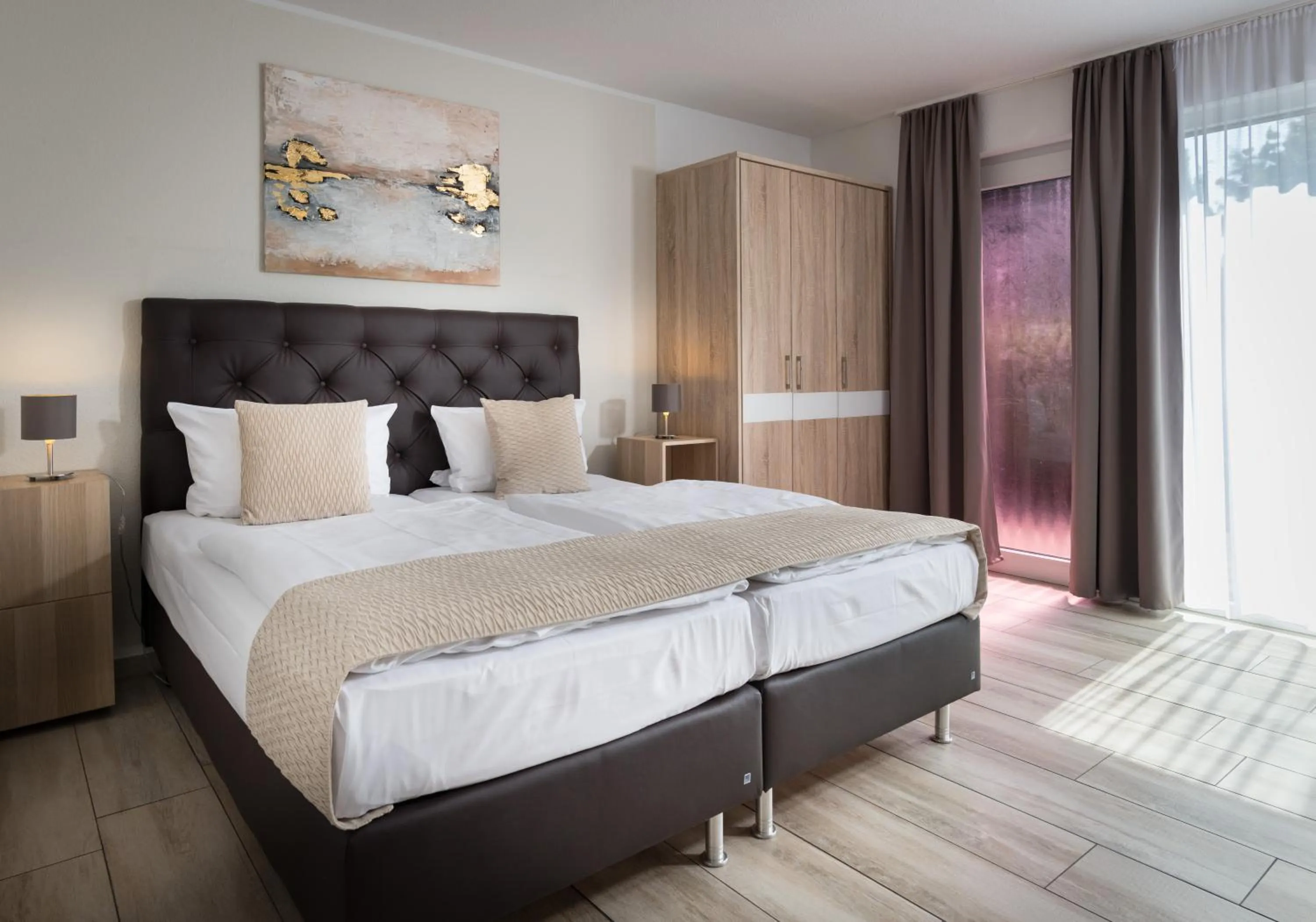 Photo of the whole room, Bed in GLEUEL INN - digital hotel & serviced apartments & boardinghouse mit voll ausgestatteten Küchen