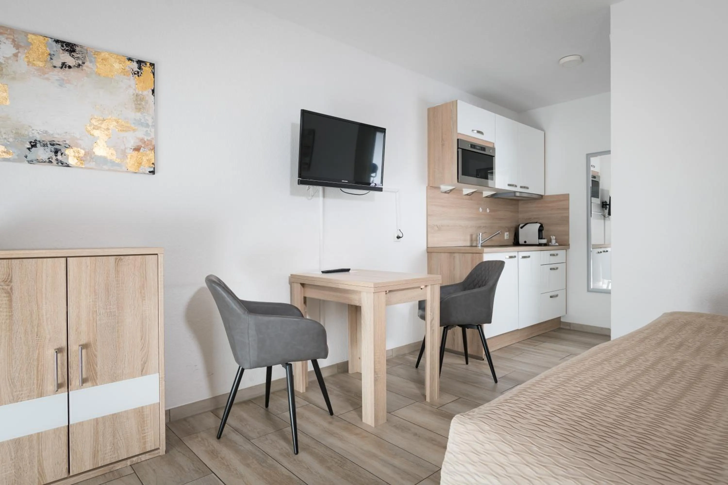 Kitchen or kitchenette in GLEUEL INN - digital hotel & serviced apartments & boardinghouse mit voll ausgestatteten Küchen