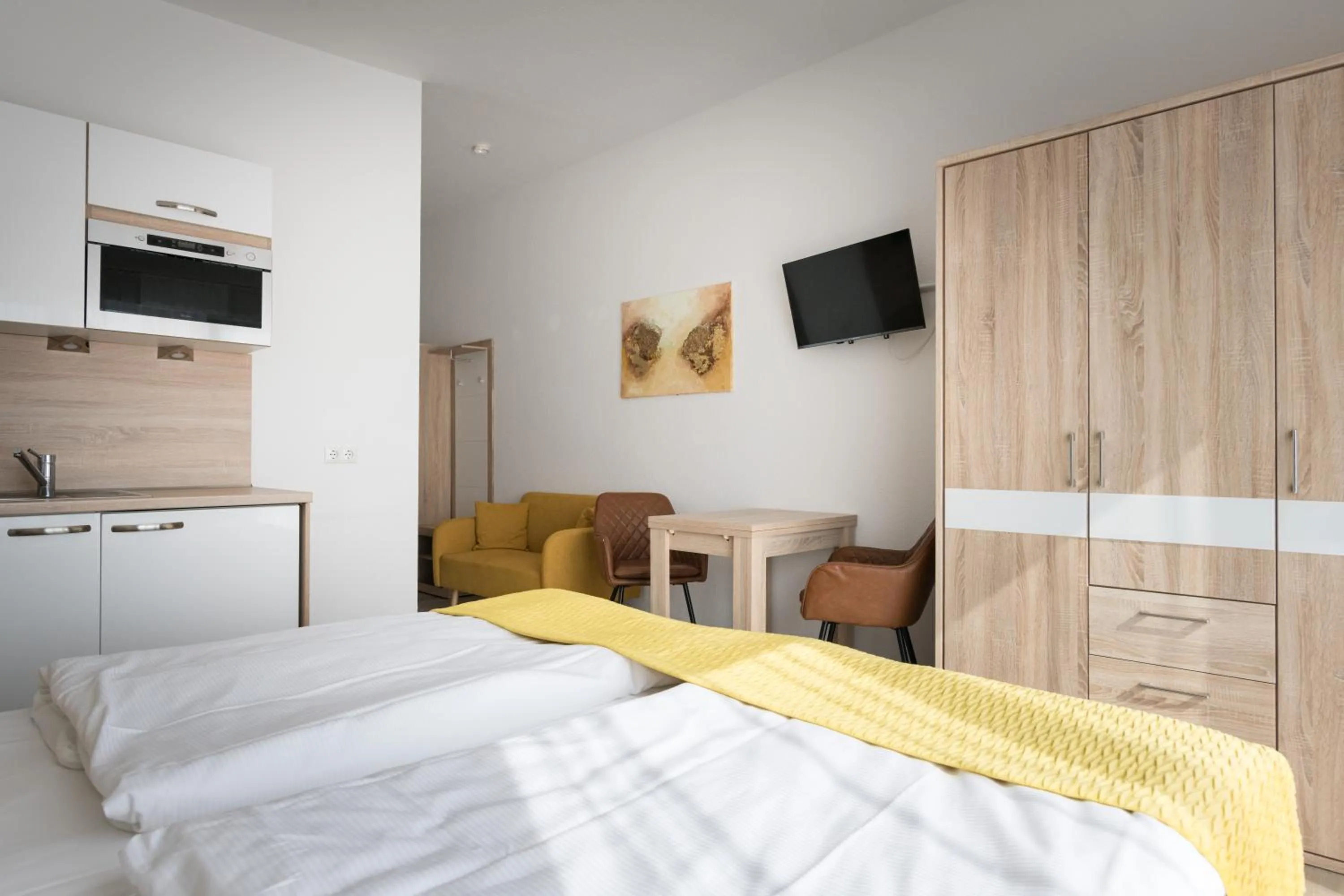 Photo of the whole room, Bed in GLEUEL INN - digital hotel & serviced apartments & boardinghouse mit voll ausgestatteten Küchen