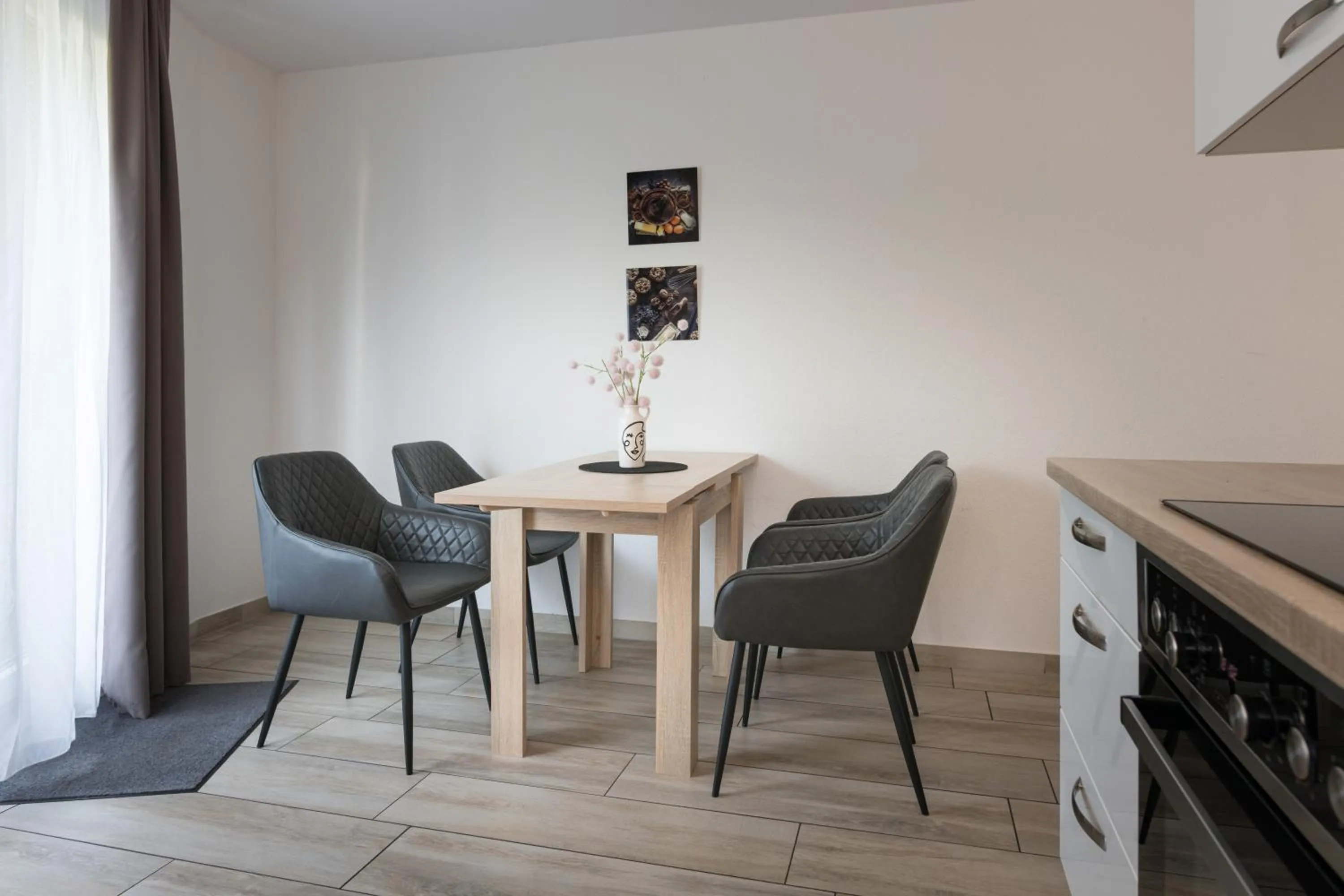 Kitchen or kitchenette in GLEUEL INN - digital hotel & serviced apartments & boardinghouse mit voll ausgestatteten Küchen