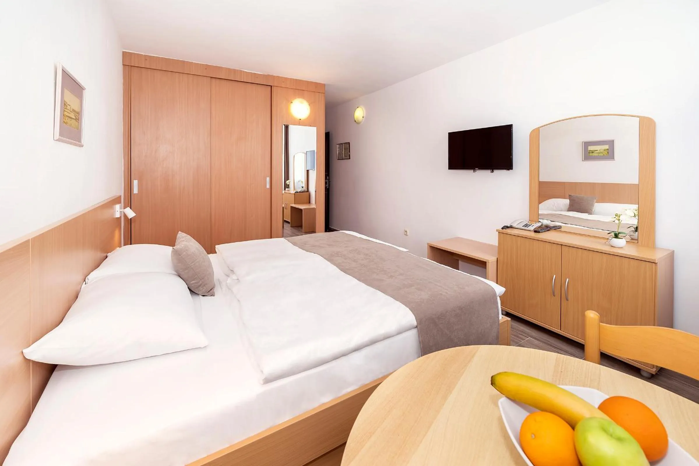 Bedroom, Bed in Hotel Omorika