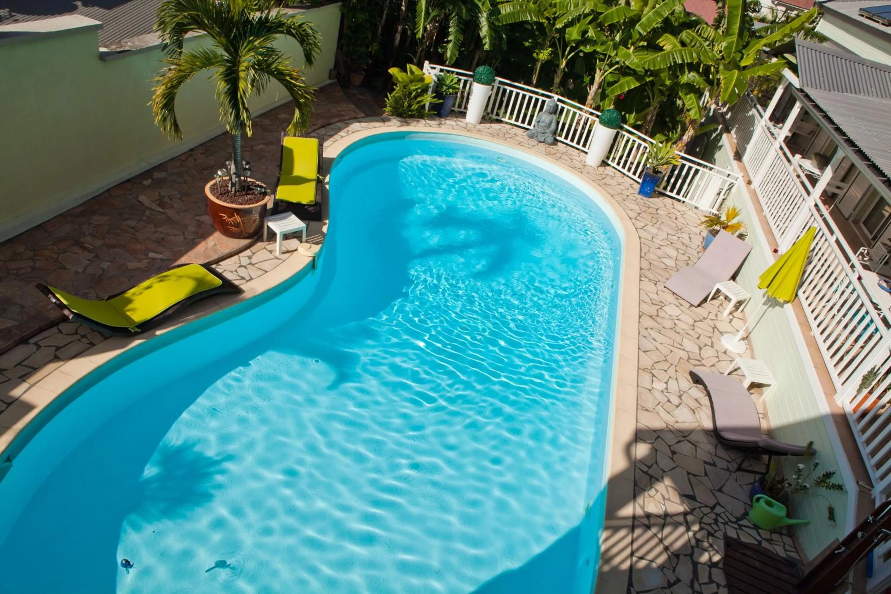 Pool view in Entre Deux Rêves