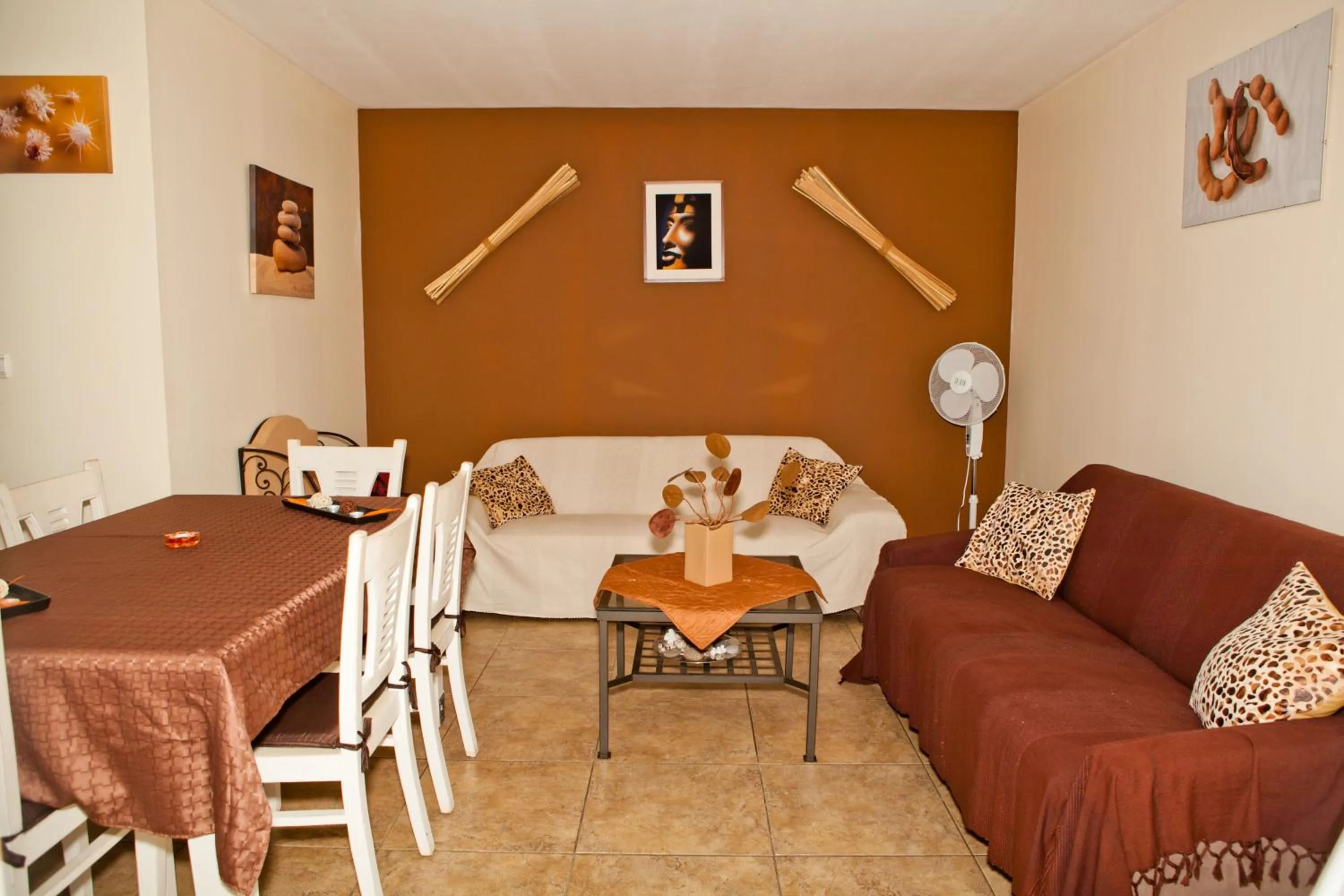 Communal lounge/ TV room in Entre Deux Rêves