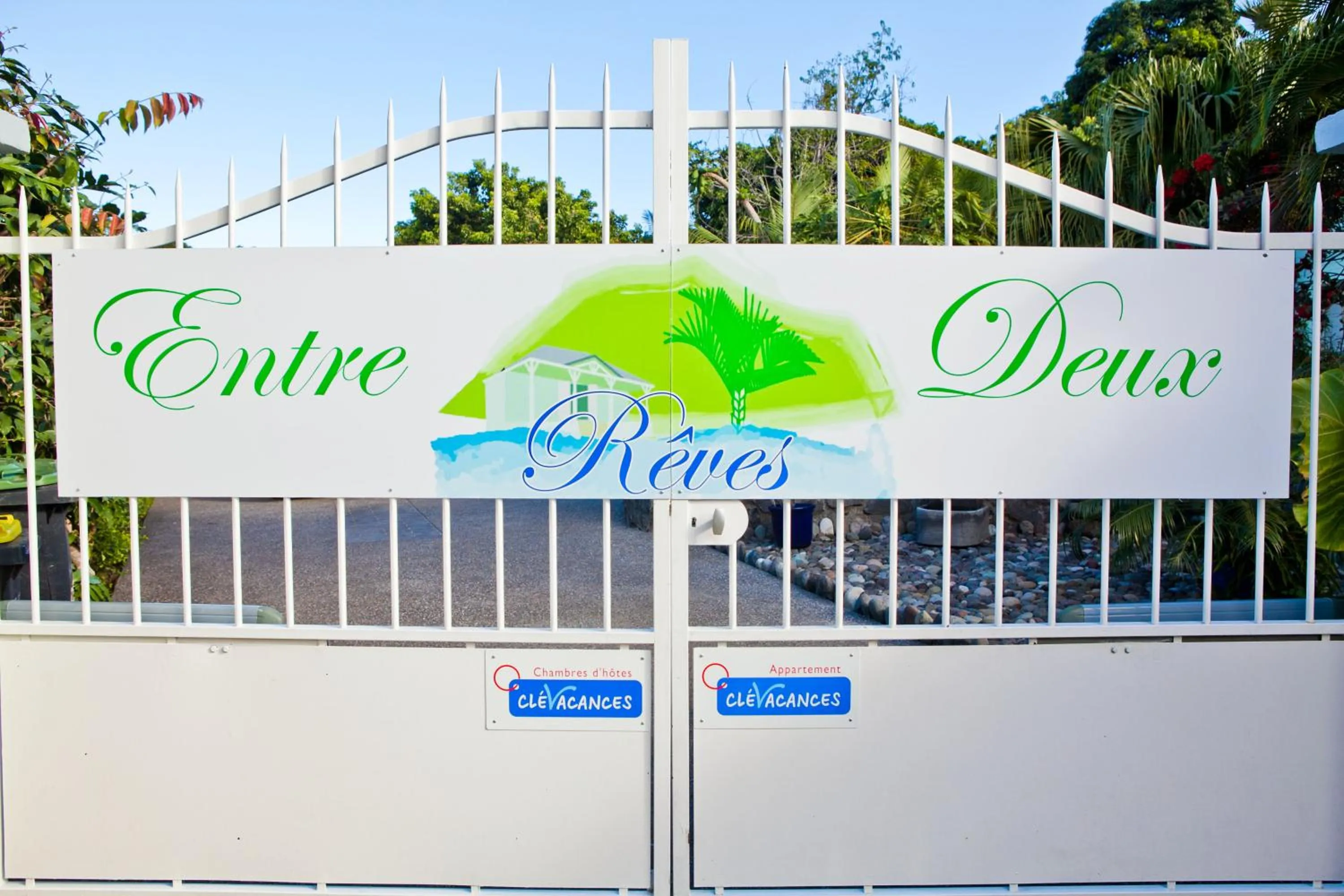 Property logo or sign in Entre Deux Rêves