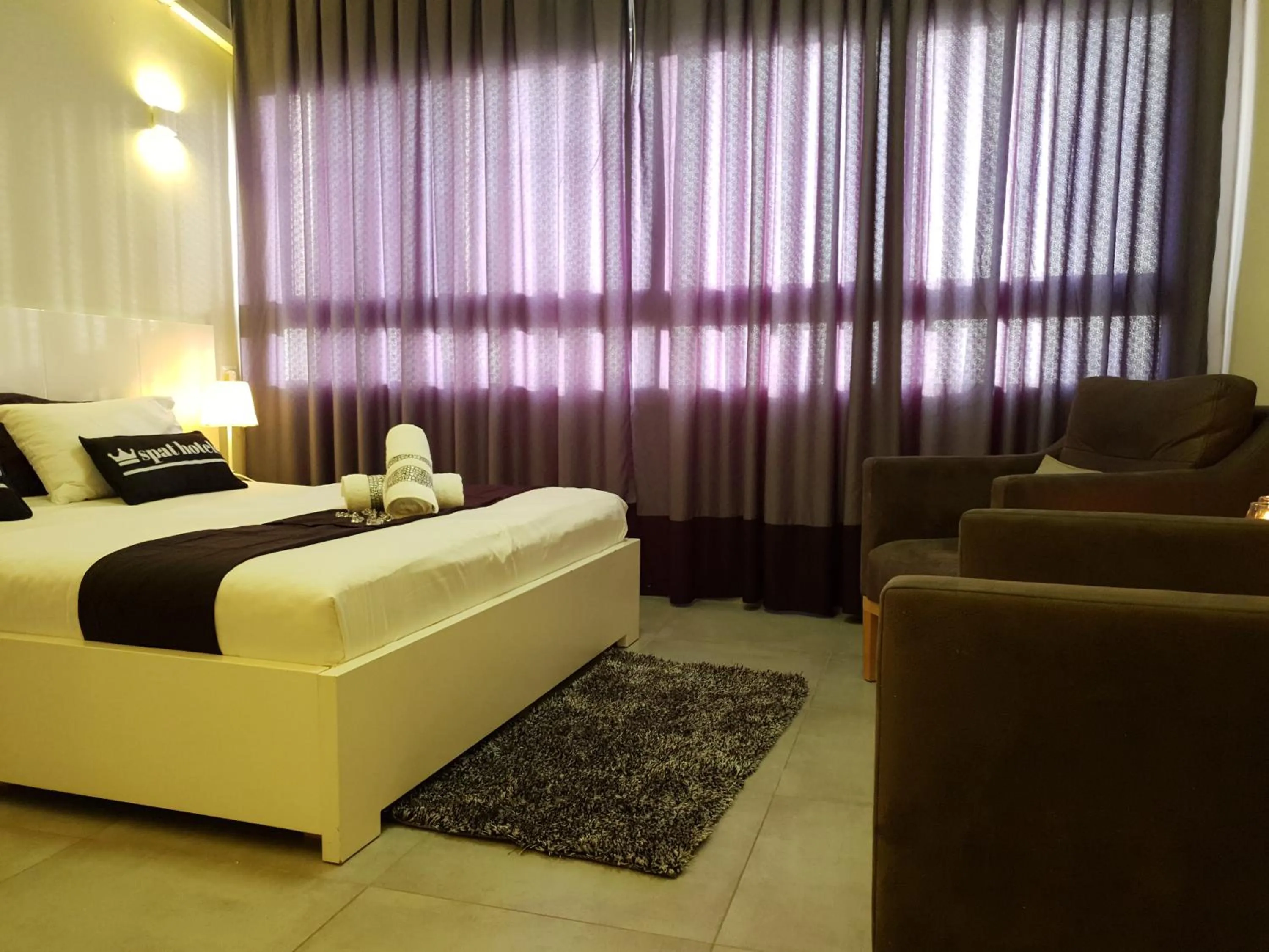 Photo of the whole room, Bed in Spat Hotel Ashdod