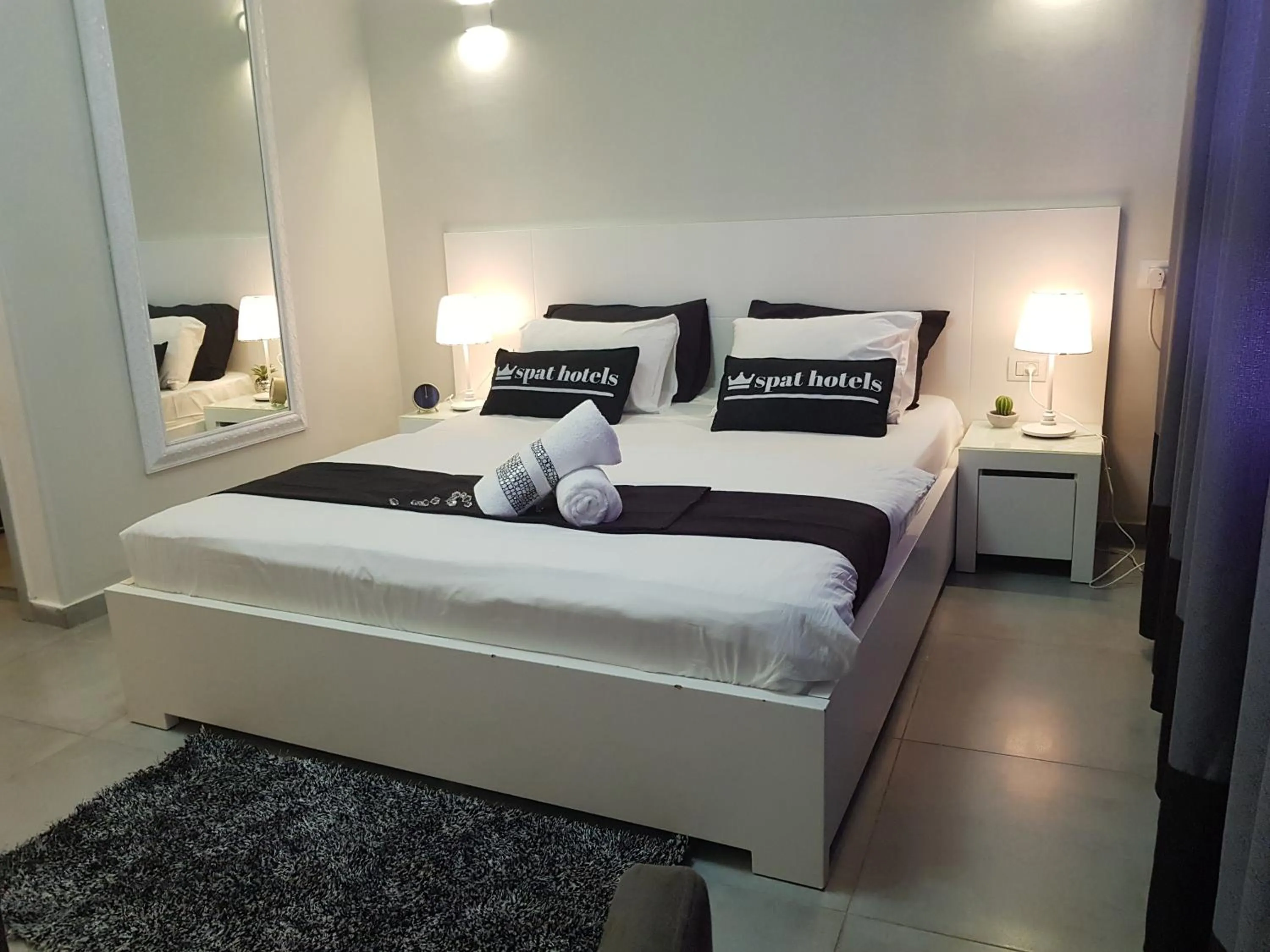 Photo of the whole room, Bed in Spat Hotel Ashdod