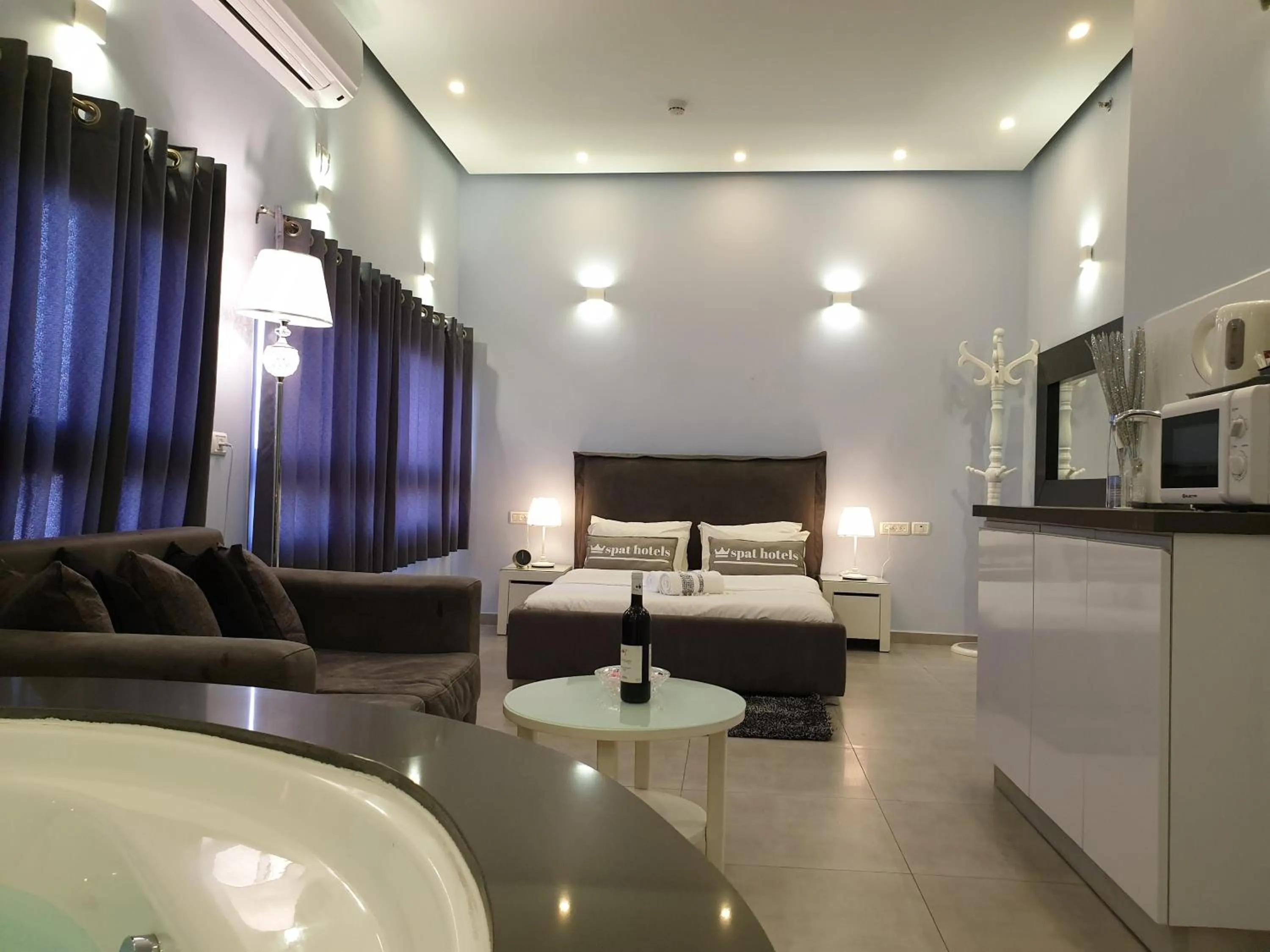 Photo of the whole room, Bed in Spat Hotel Ashdod