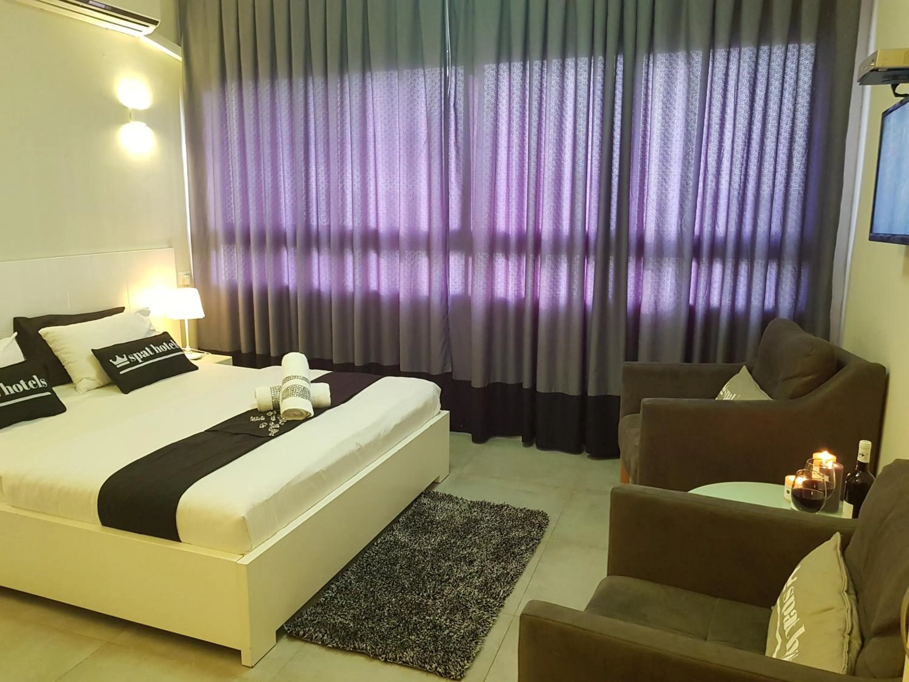 Photo of the whole room, Bed in Spat Hotel Ashdod