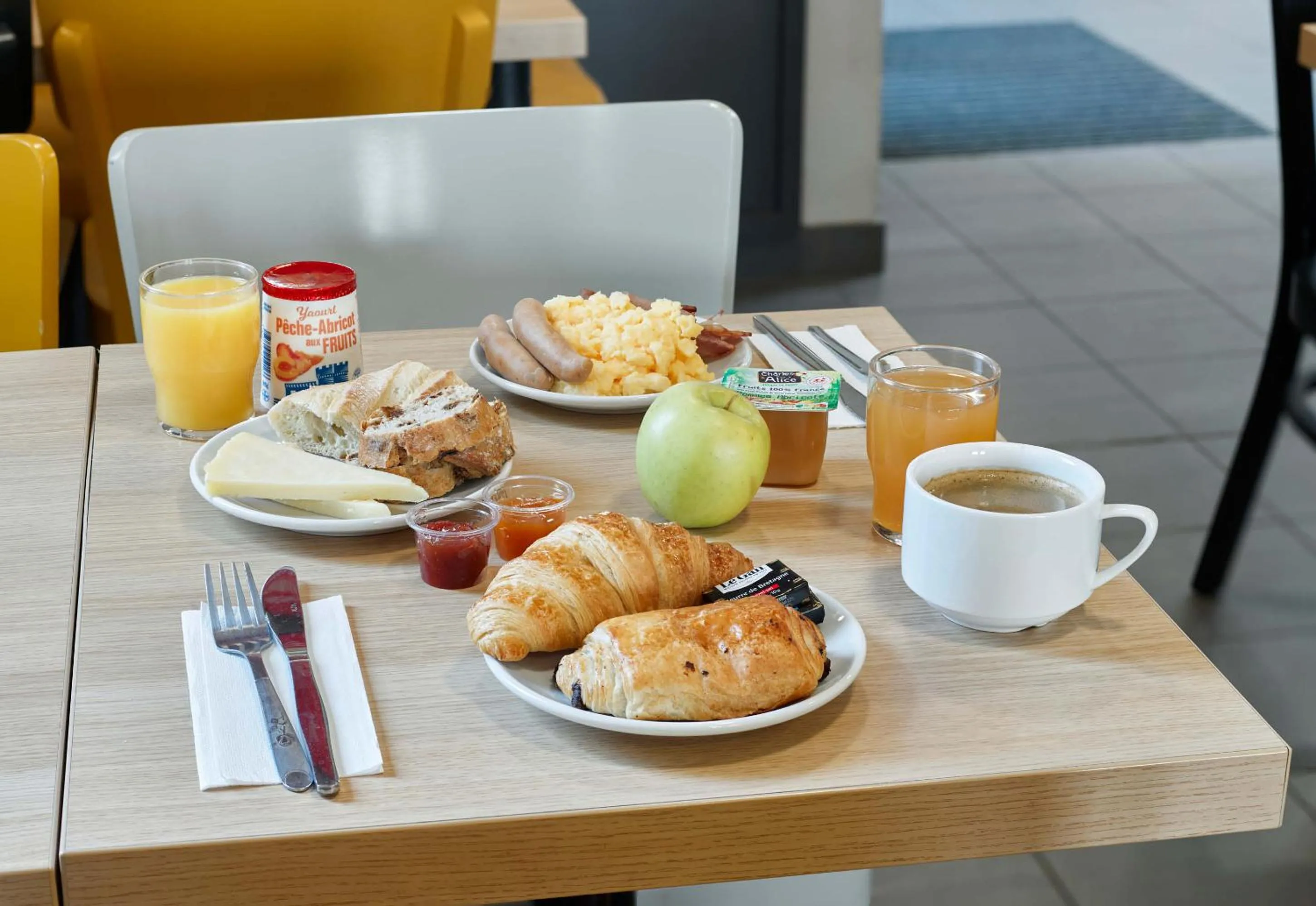 Breakfast in B&B HOTEL Evry Lisses 1