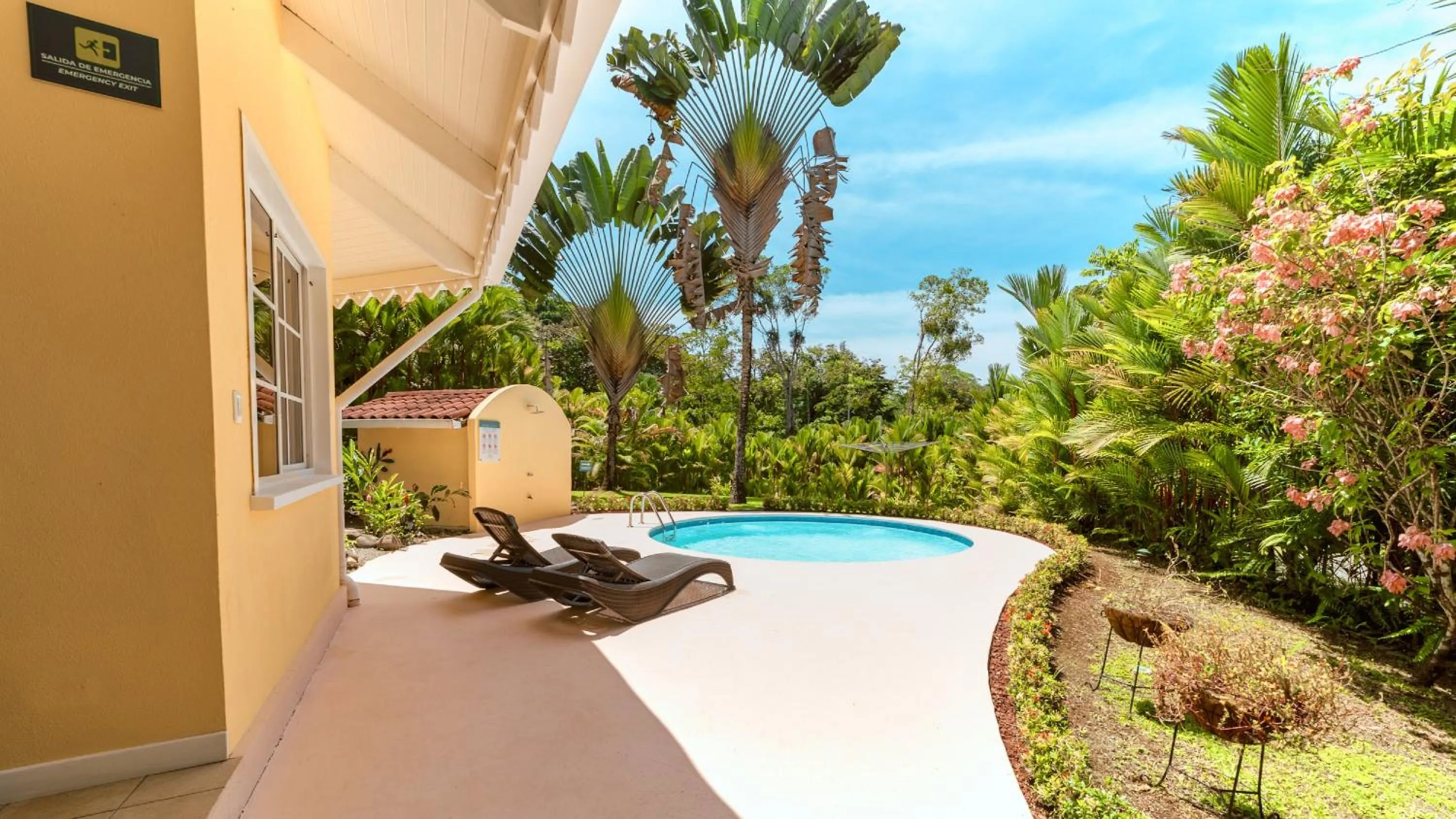 Swimming pool in Lomas del Caribe