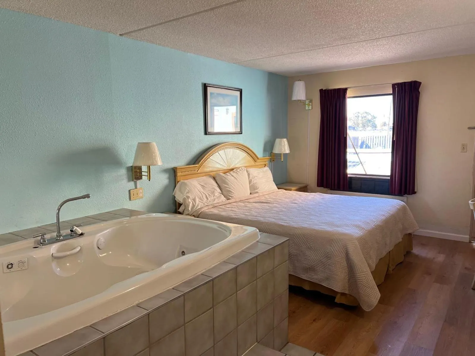 King Bed Smoking in Quality Quarters Inn By OYO Richmond KY I-75