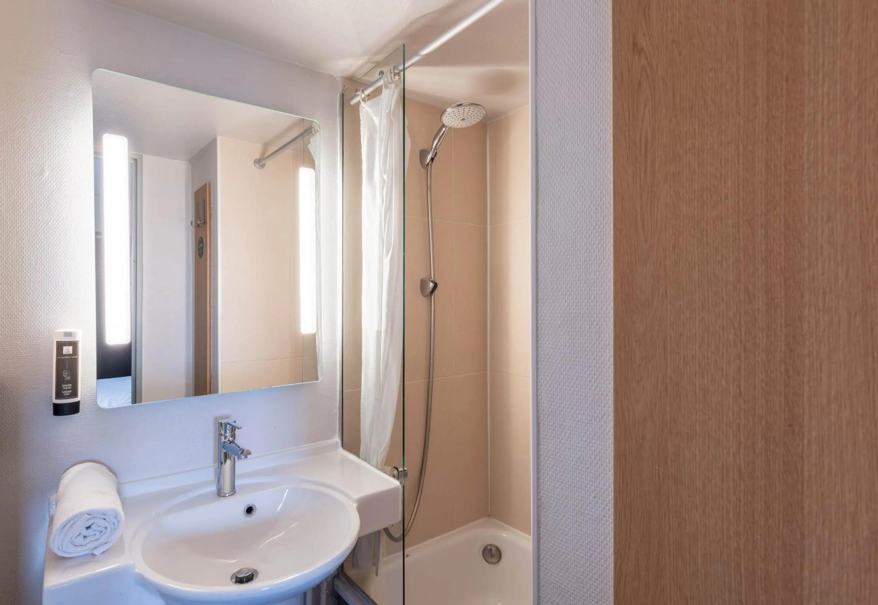 Bathroom in B&B HOTEL Lille Seclin Unexpo