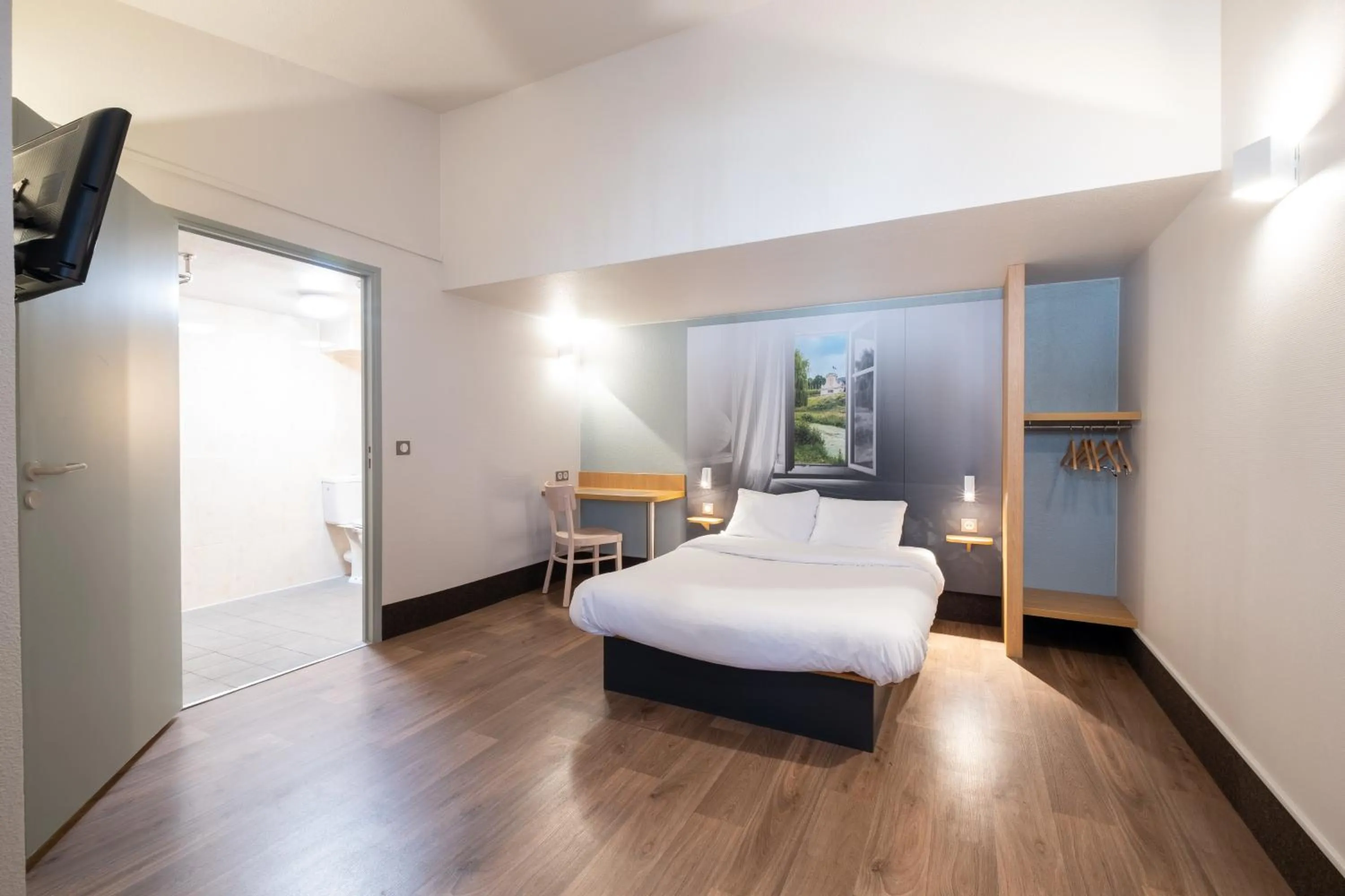 Bedroom, Bed in B&B HOTEL Lille Seclin Unexpo