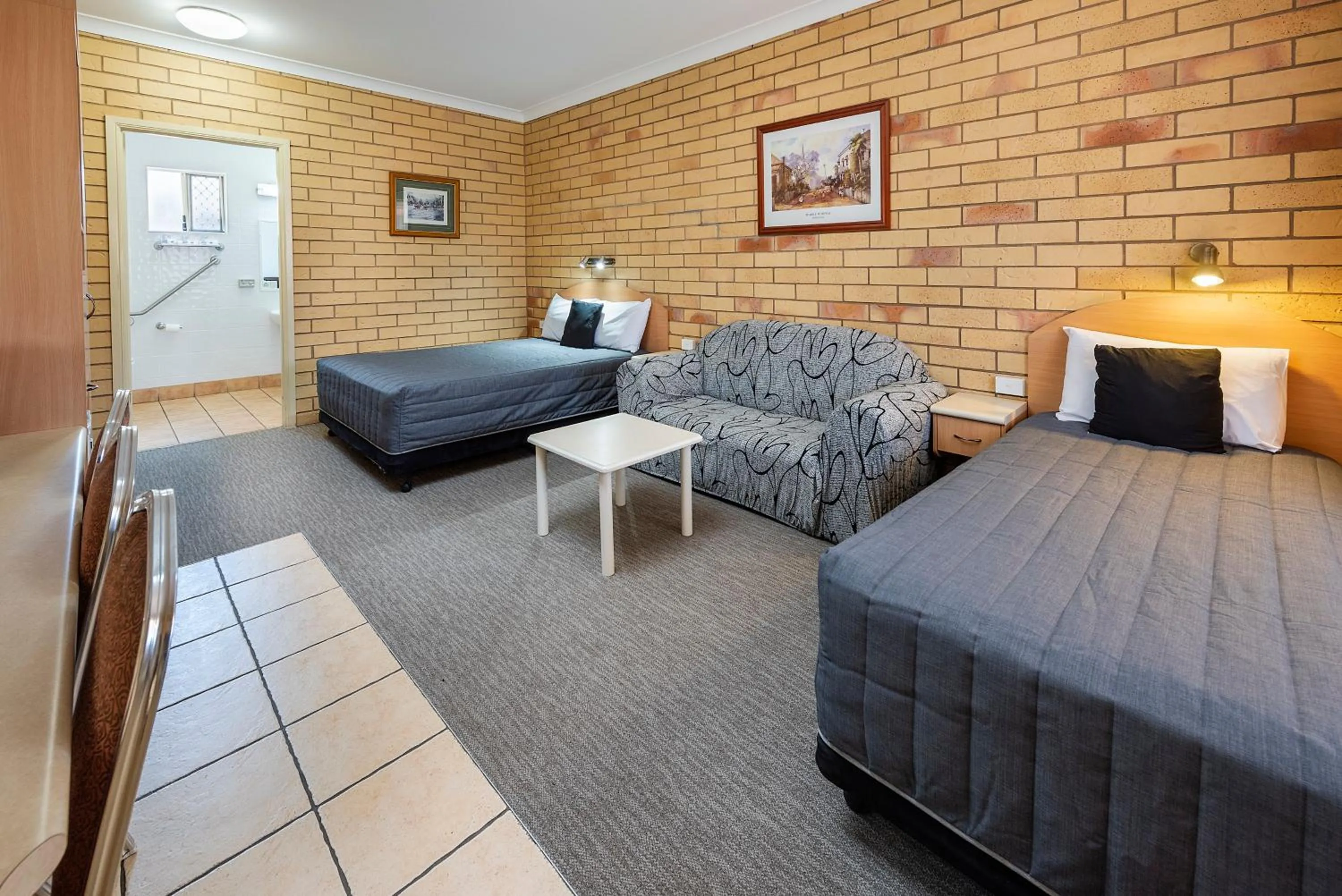 Facility for disabled guests, Bed in Roma Mid Town Motor Inn