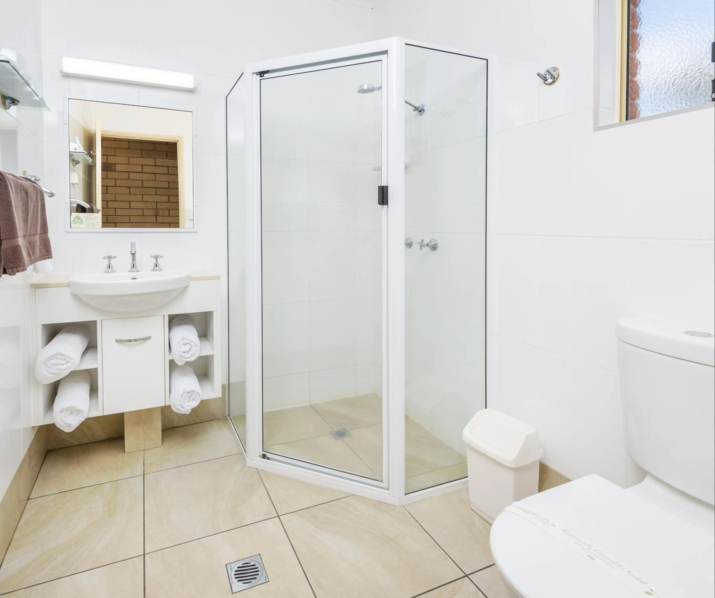 Bathroom in Roma Mid Town Motor Inn