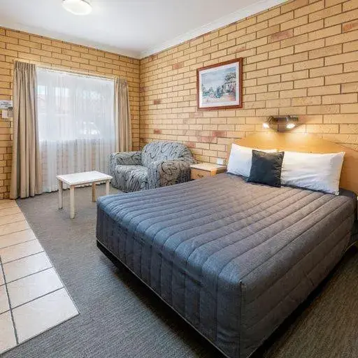 Queen Room in Roma Mid Town Motor Inn Queen Room in Roma Mid Town Motor Inn