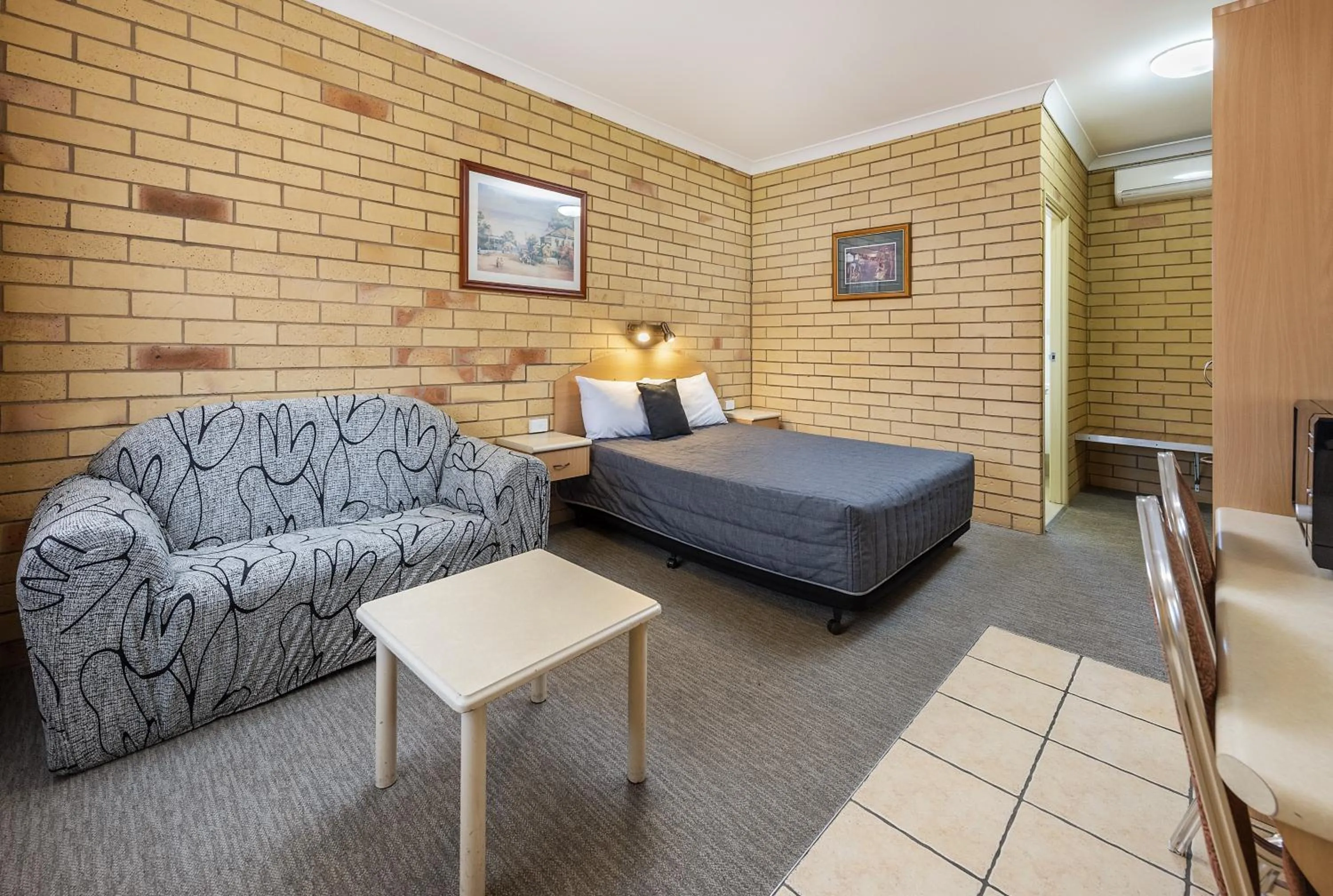 Photo of the whole room, Bed in Roma Mid Town Motor Inn