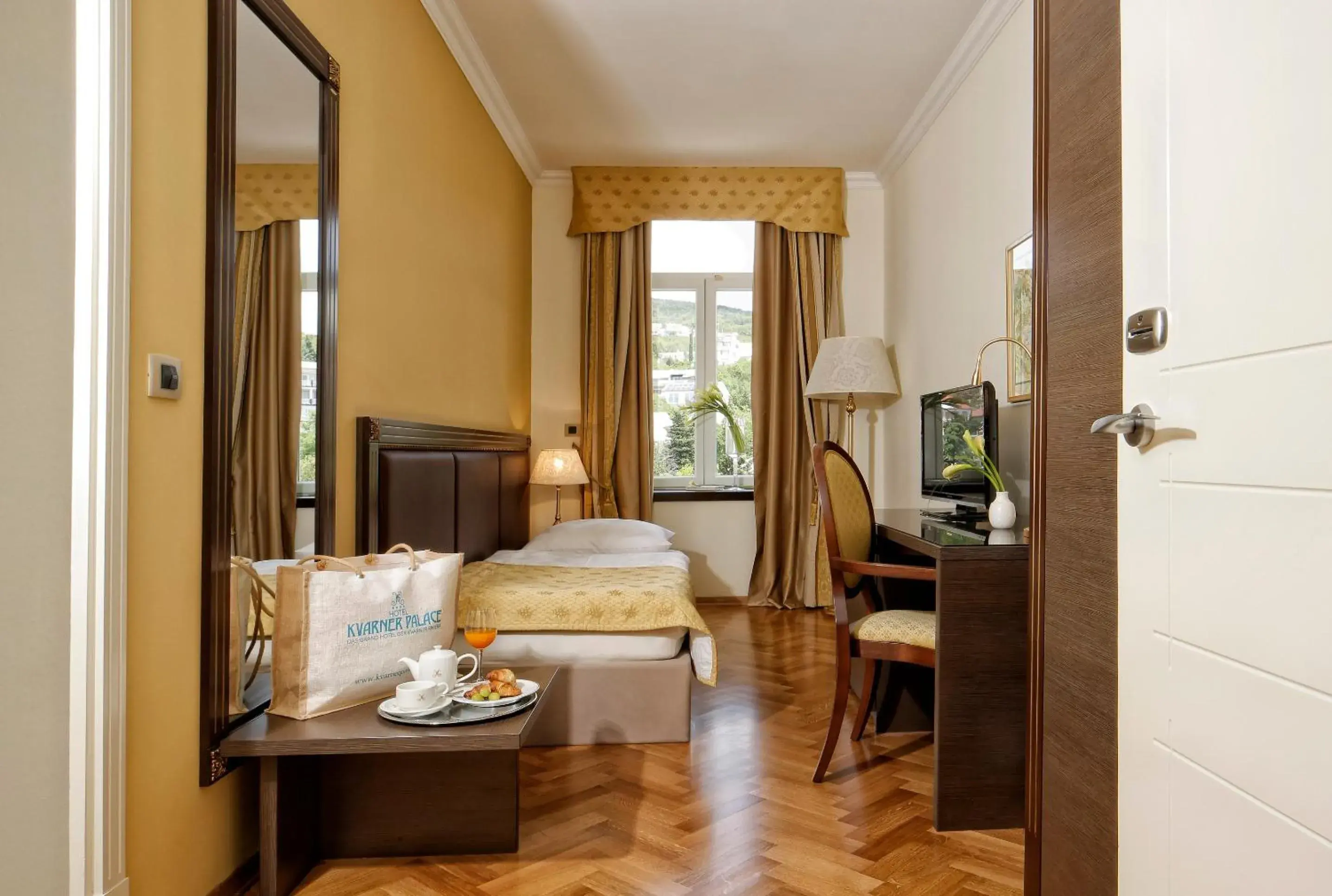 Single Room in Hotel Kvarner Palace Single Room in Hotel Kvarner Palace