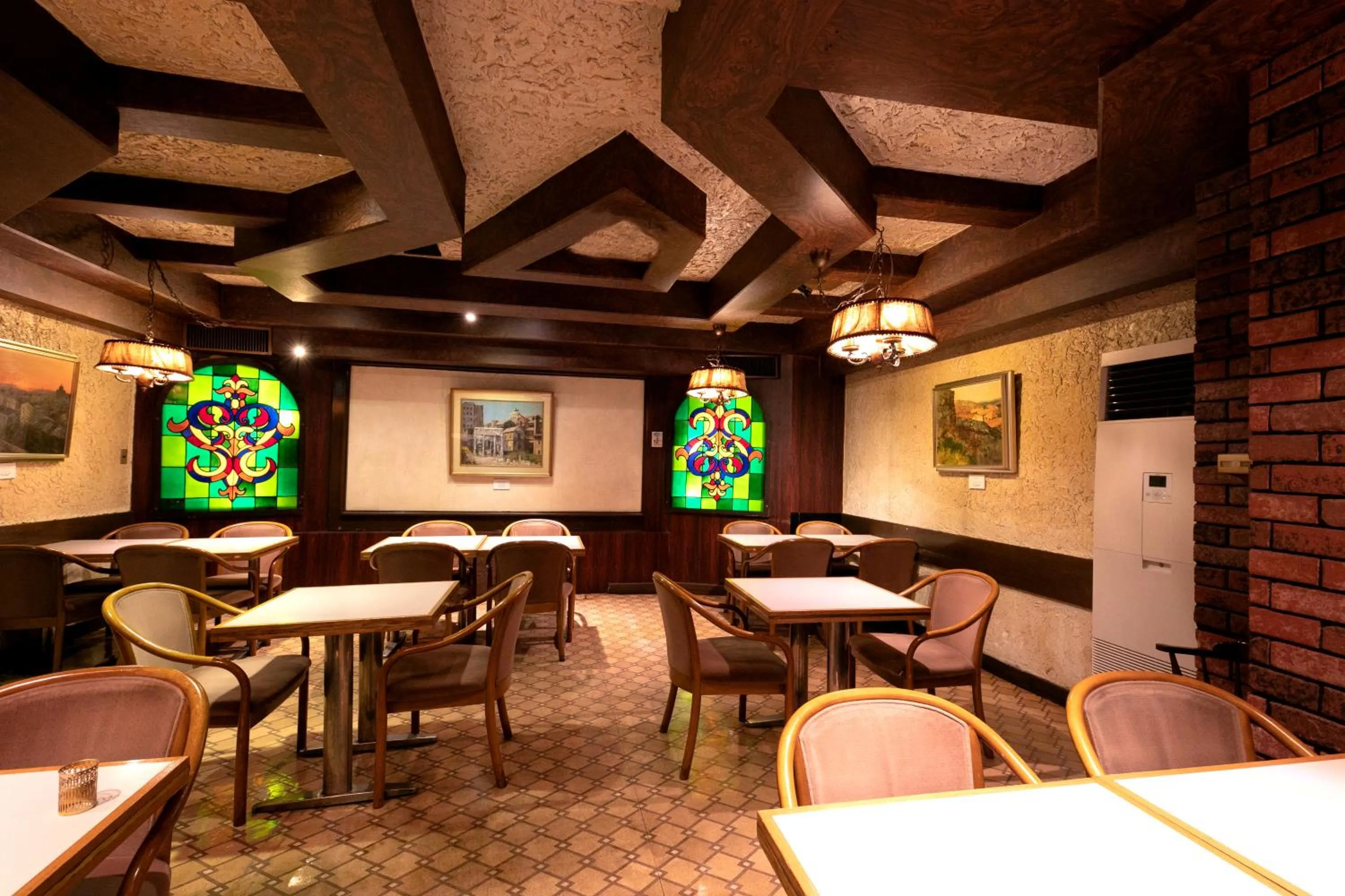 Restaurant/places to eat in Hotel New Green