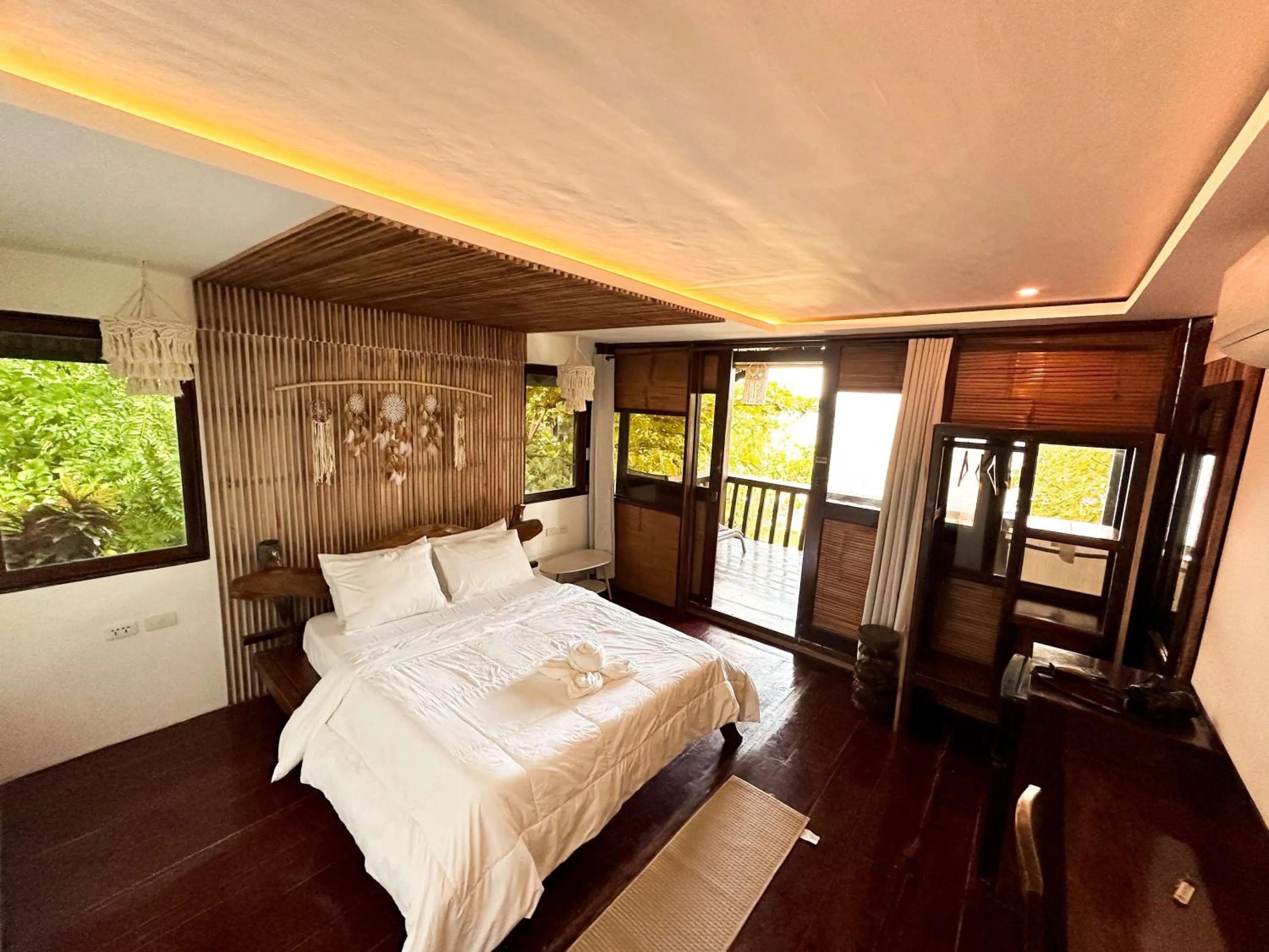 Photo of the whole room, Bed in Patrick's on the Beach Resort