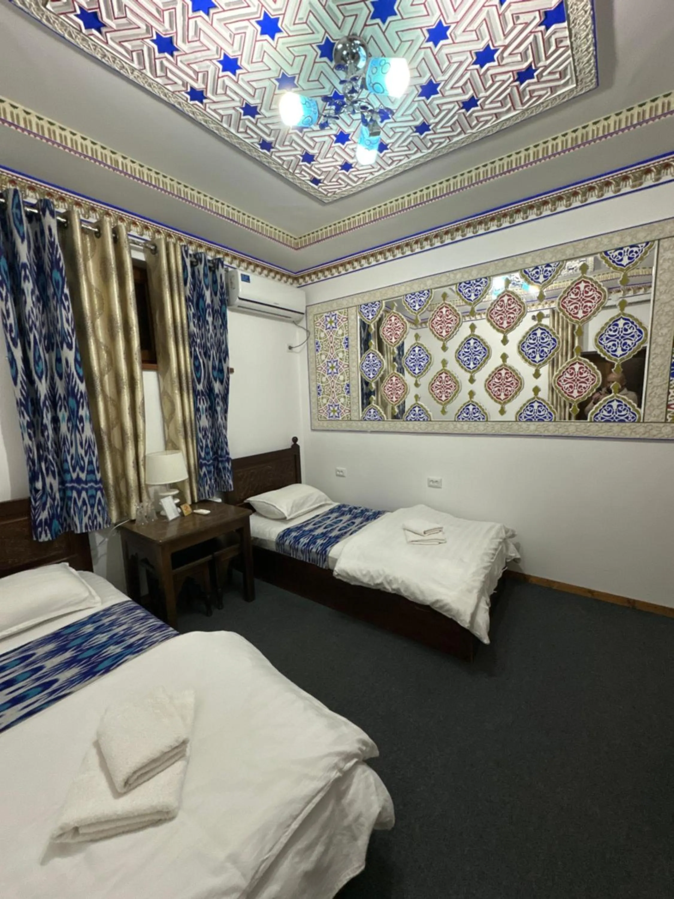 Photo of the whole room, Bed in Rizo Boutique