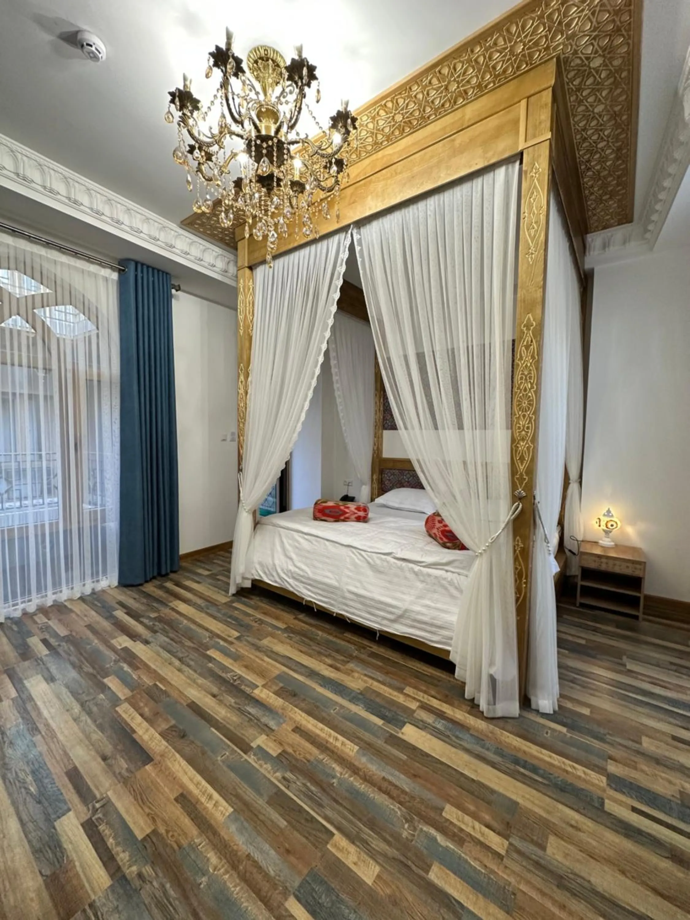 Photo of the whole room, Bed in Rizo Boutique