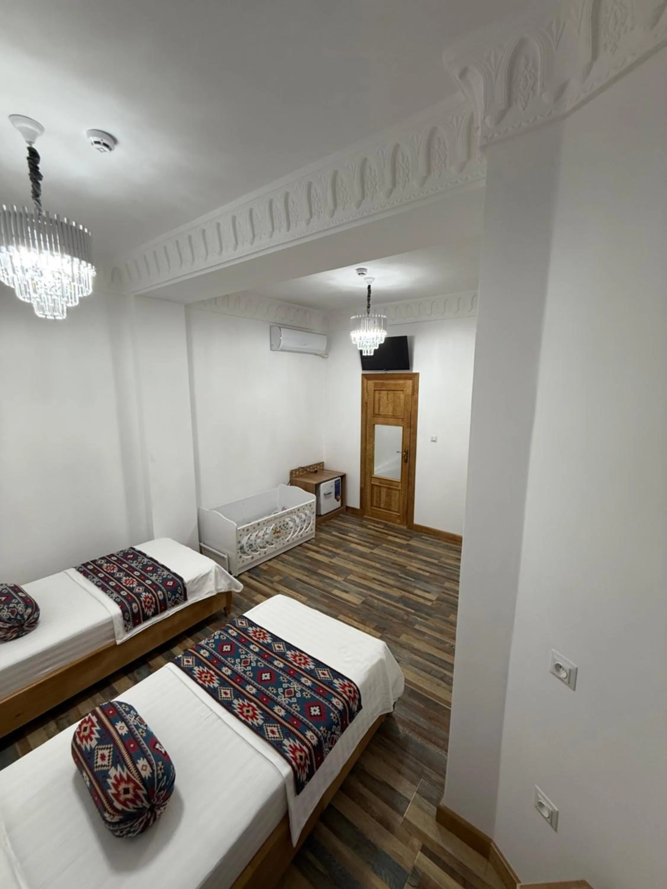 Photo of the whole room, Bed in Rizo Boutique