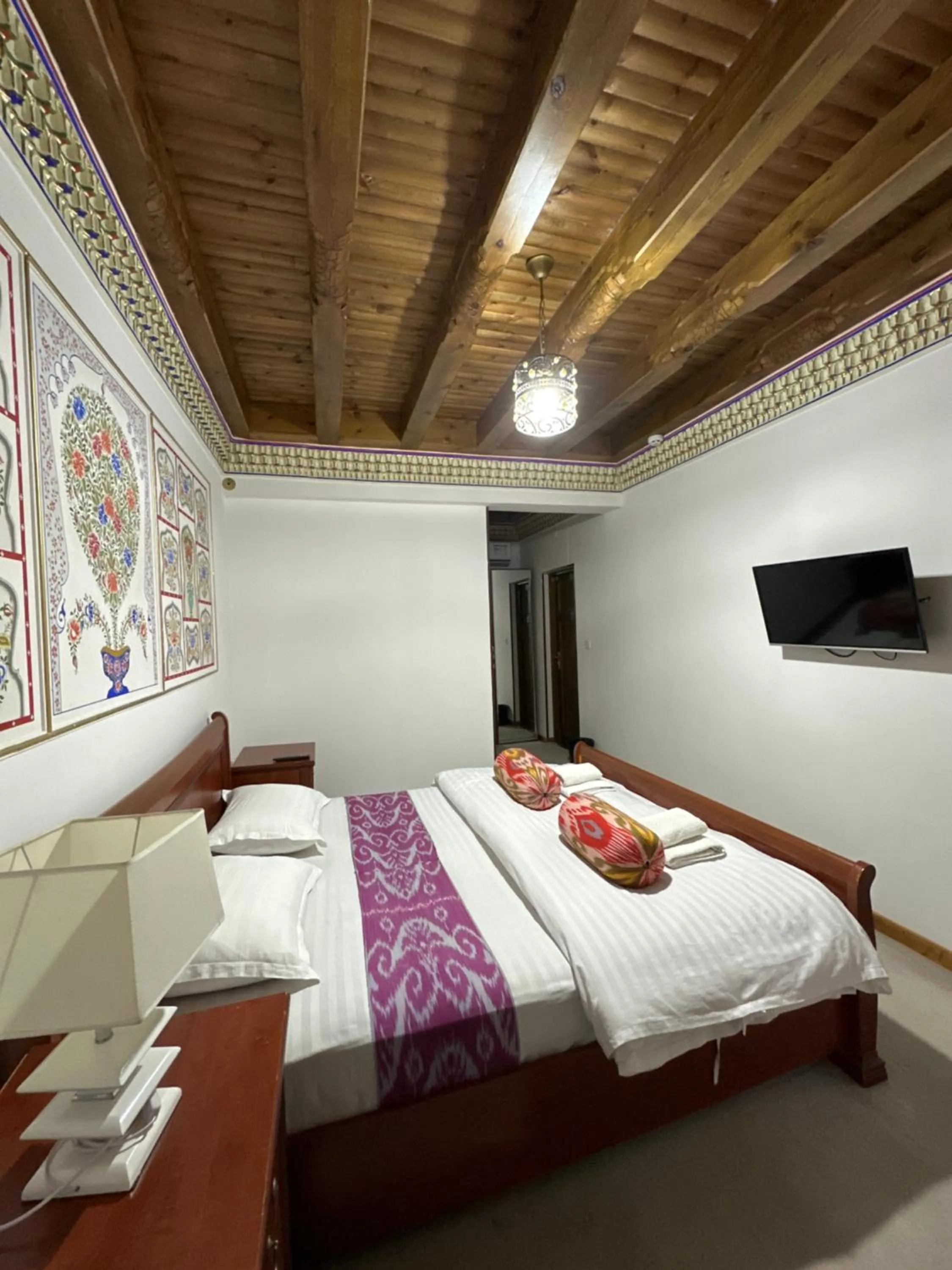 Photo of the whole room, Bed in Rizo Boutique