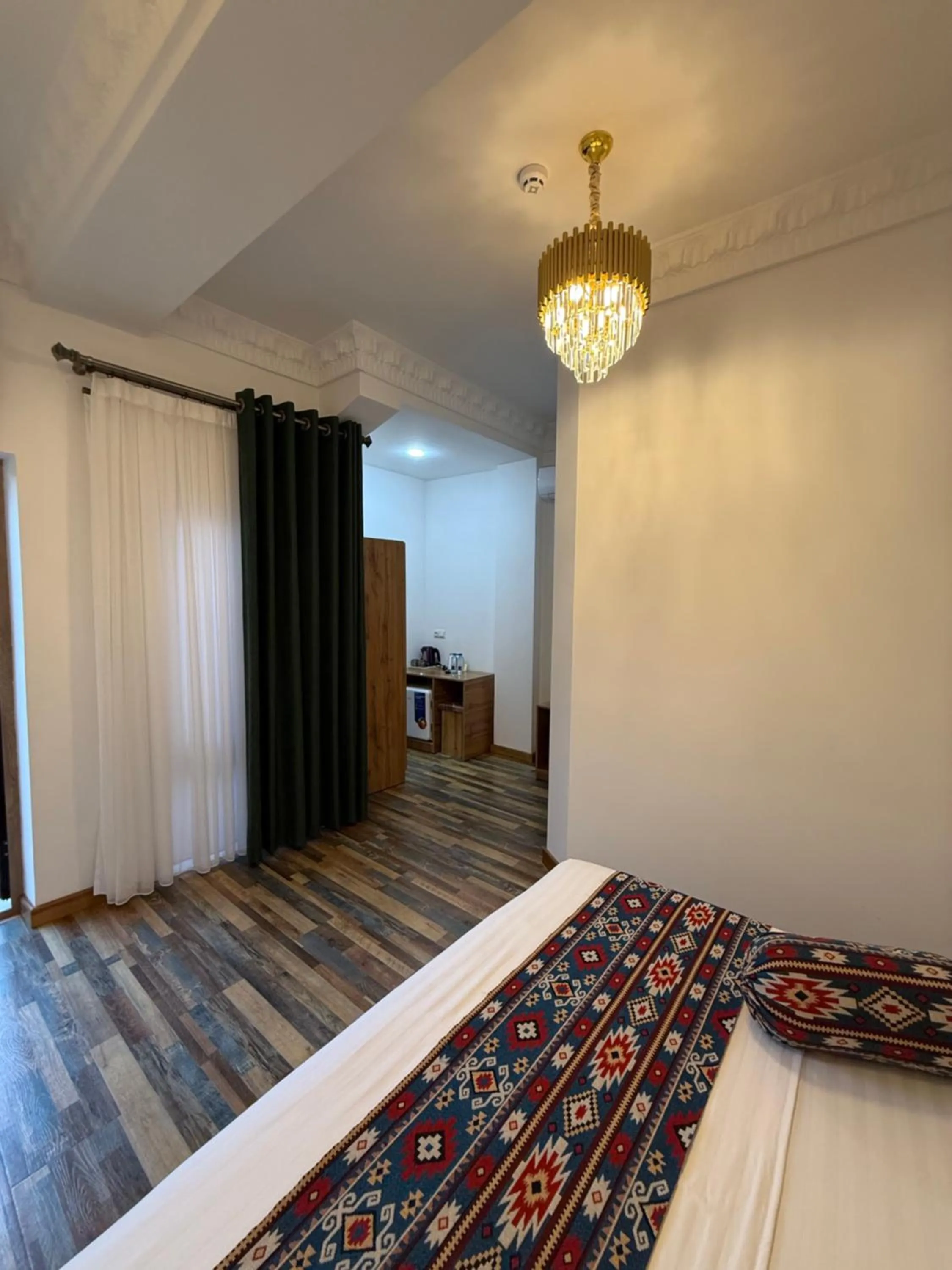 Photo of the whole room, Bed in Rizo Boutique