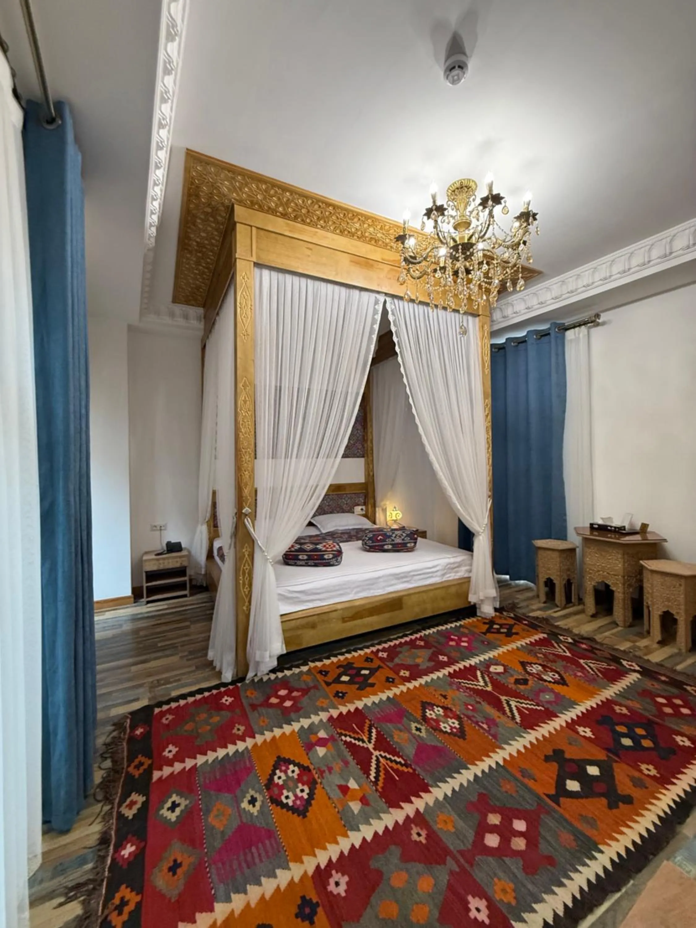 Photo of the whole room, Bed in Rizo Boutique