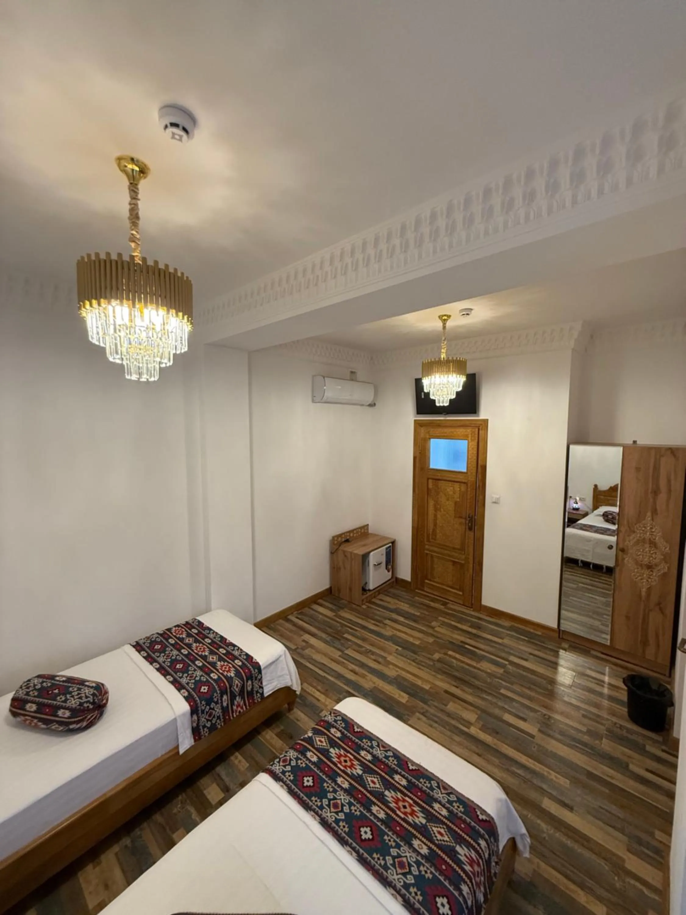 Photo of the whole room, Bed in Rizo Boutique