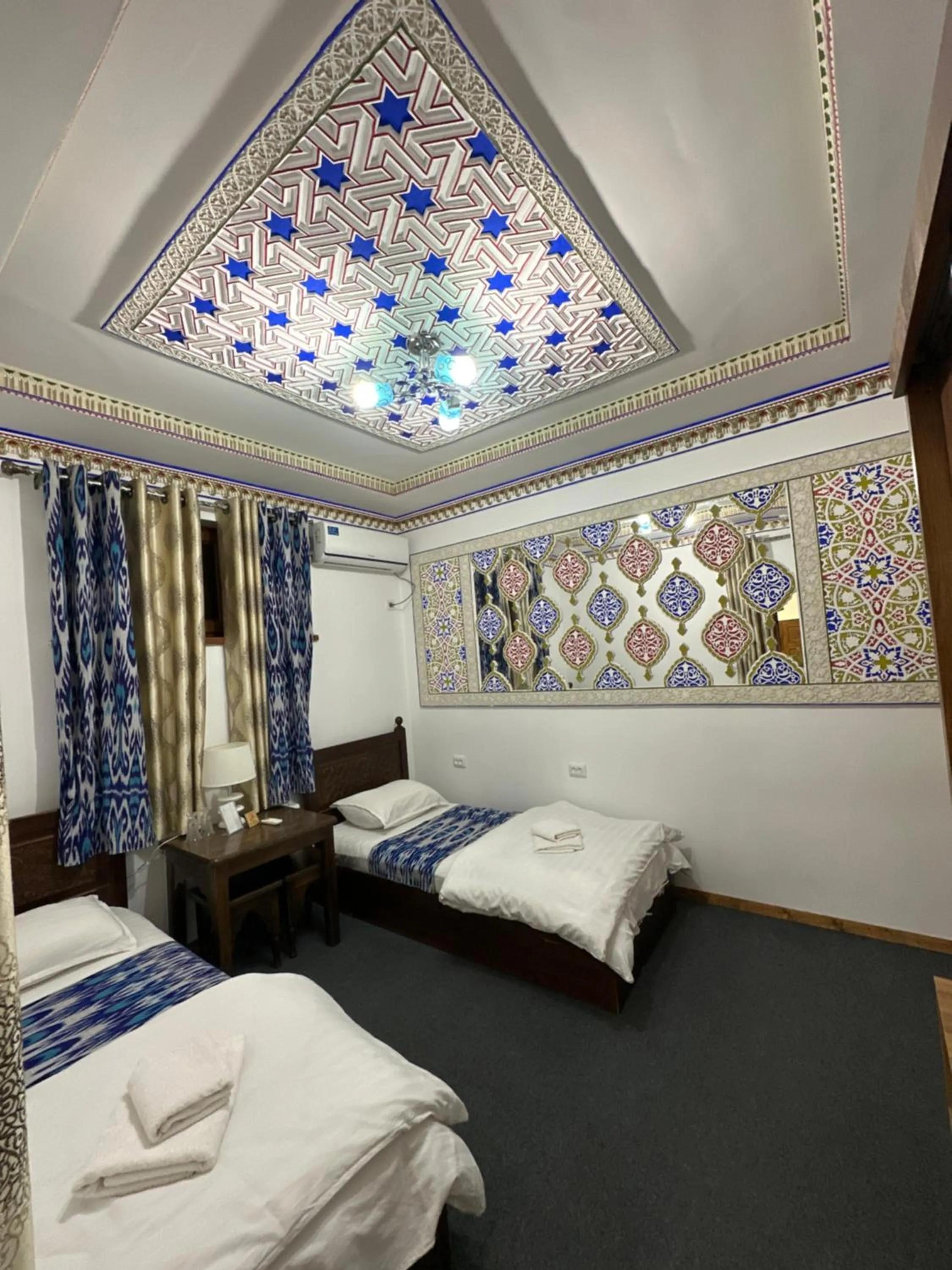 Photo of the whole room, Bed in Rizo Boutique