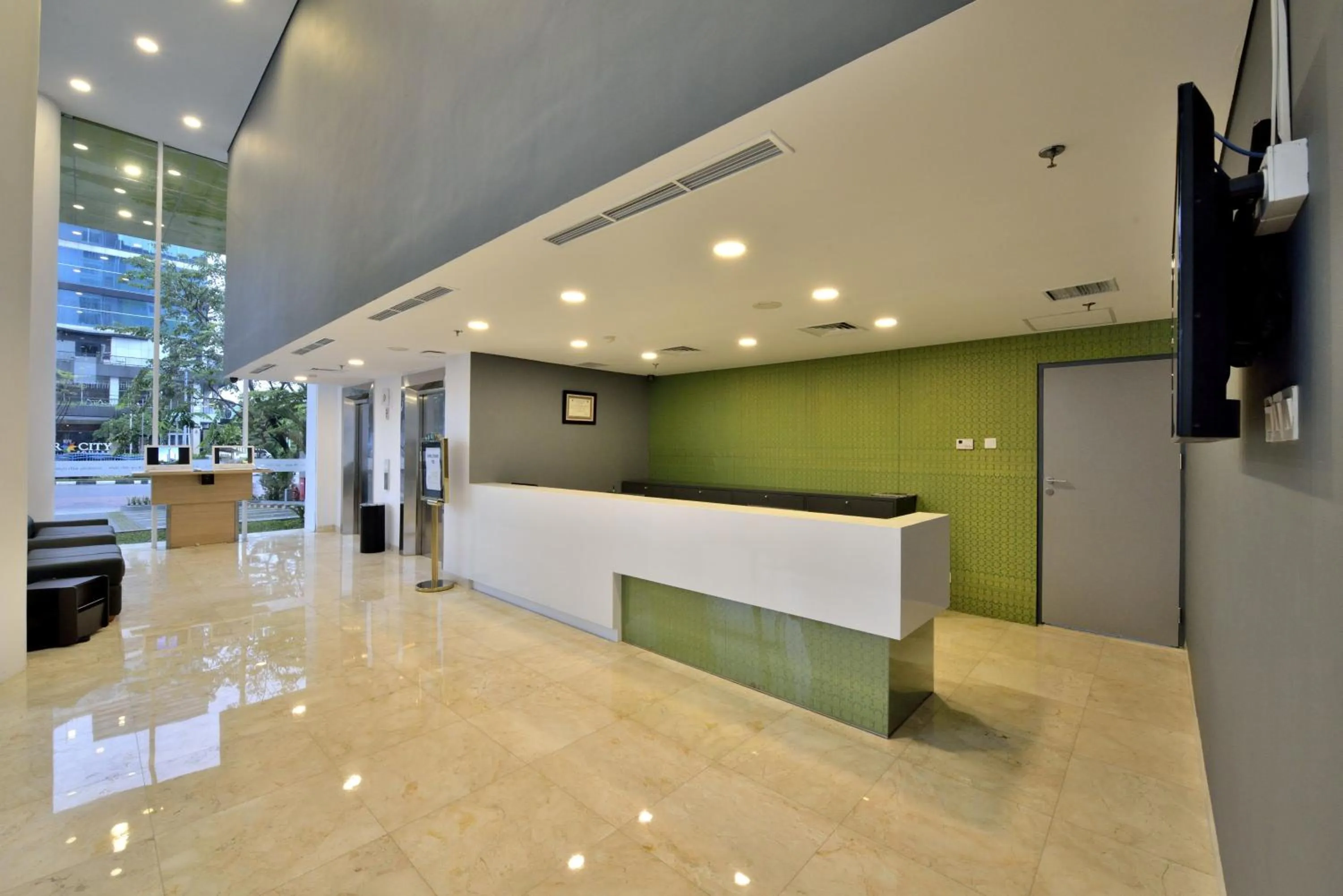 Lobby or reception in Whiz Prime Hotel Sudirman Pekanbaru