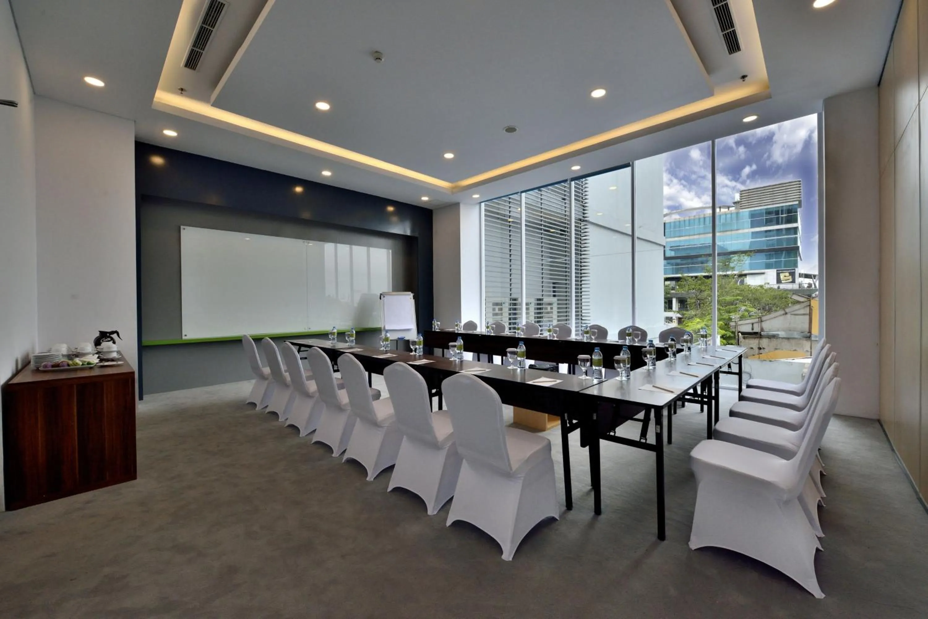 Meeting/conference room in Whiz Prime Hotel Sudirman Pekanbaru