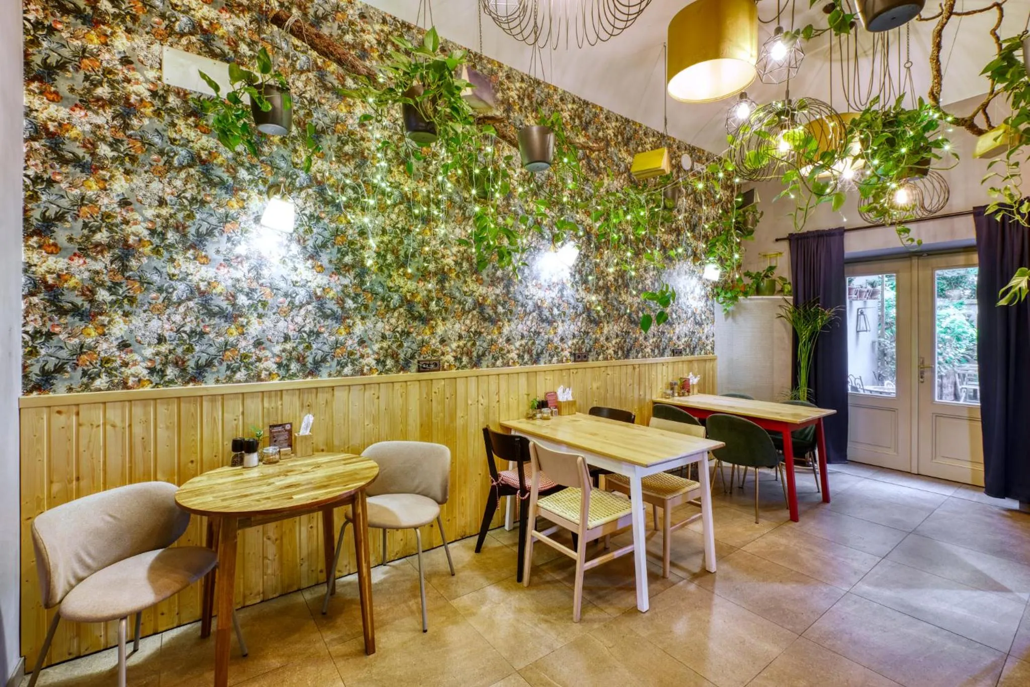 Restaurant/places to eat in Salvator Boutique Hotel vegan-friendly