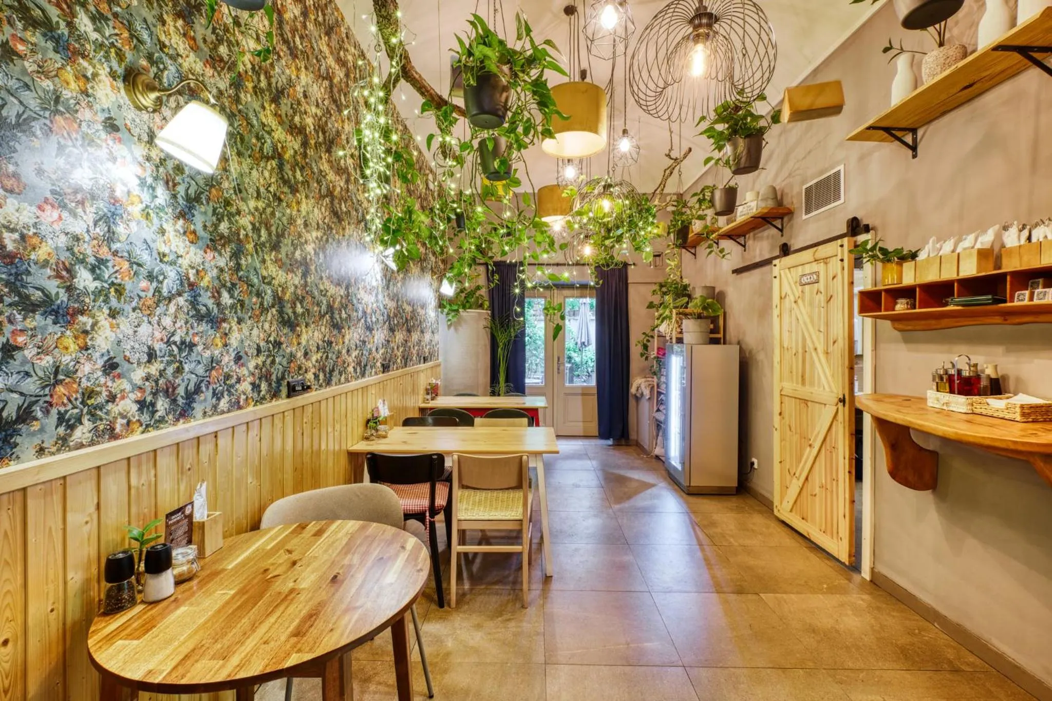 Restaurant/places to eat in Salvator Boutique Hotel vegan-friendly