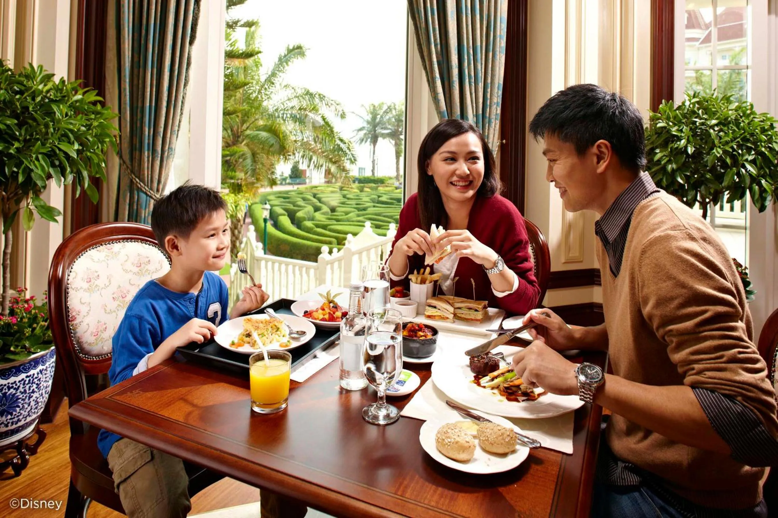 Restaurant/places to eat in Hong Kong Disneyland Hotel