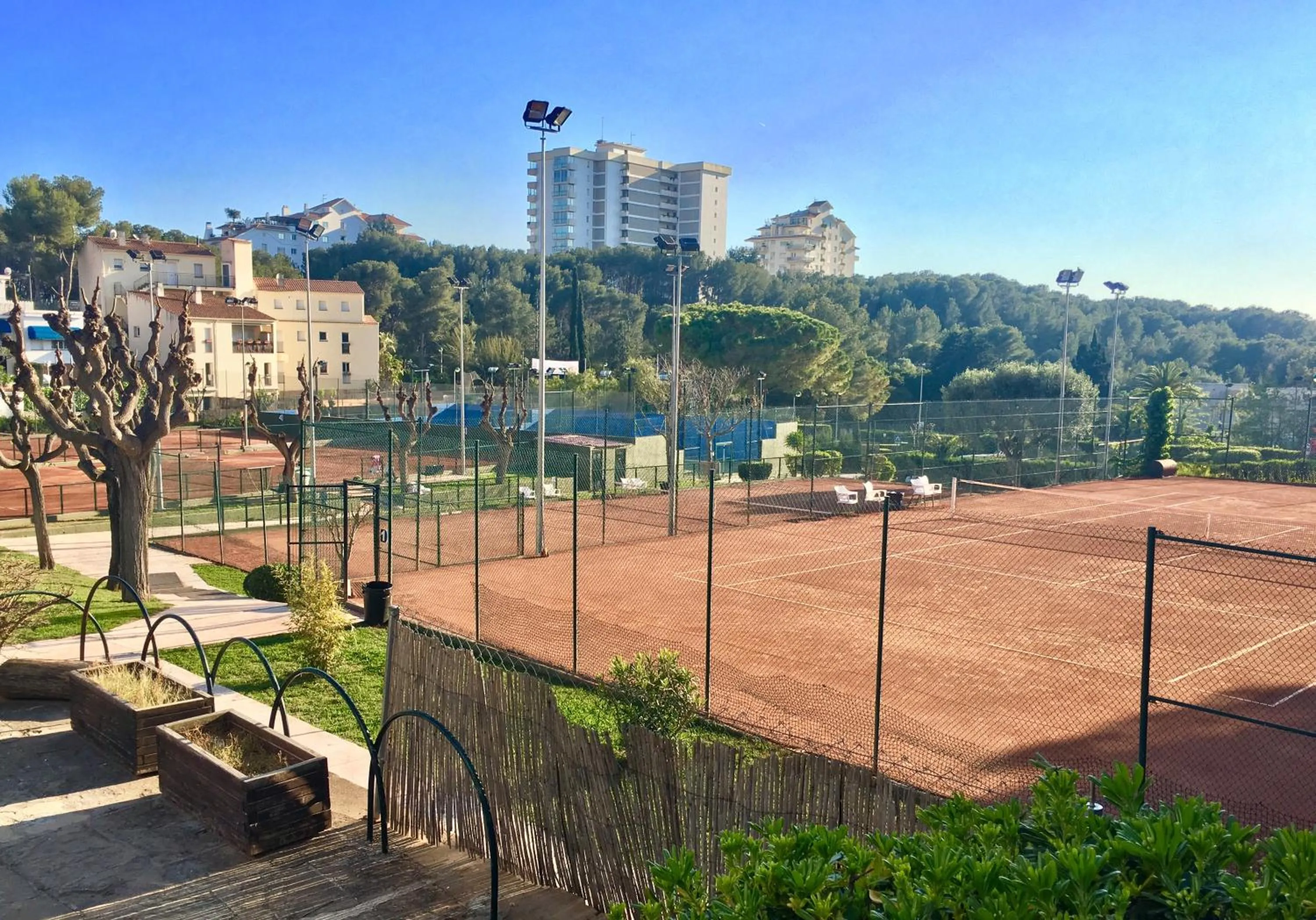 Tennis court in Panoramic Apartments Sitges