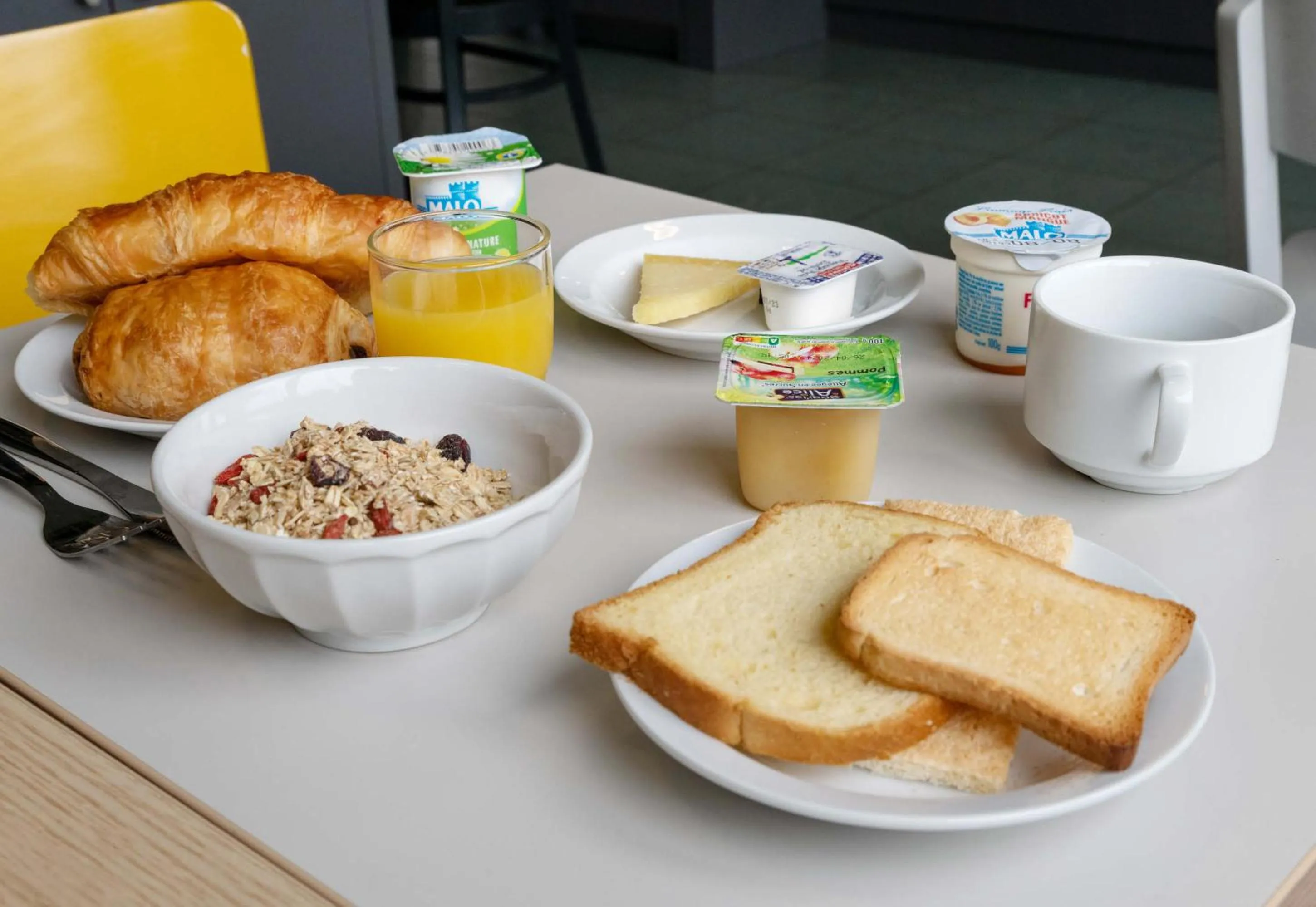 Buffet breakfast in B&B HOTEL Le Havre Harfleur 1