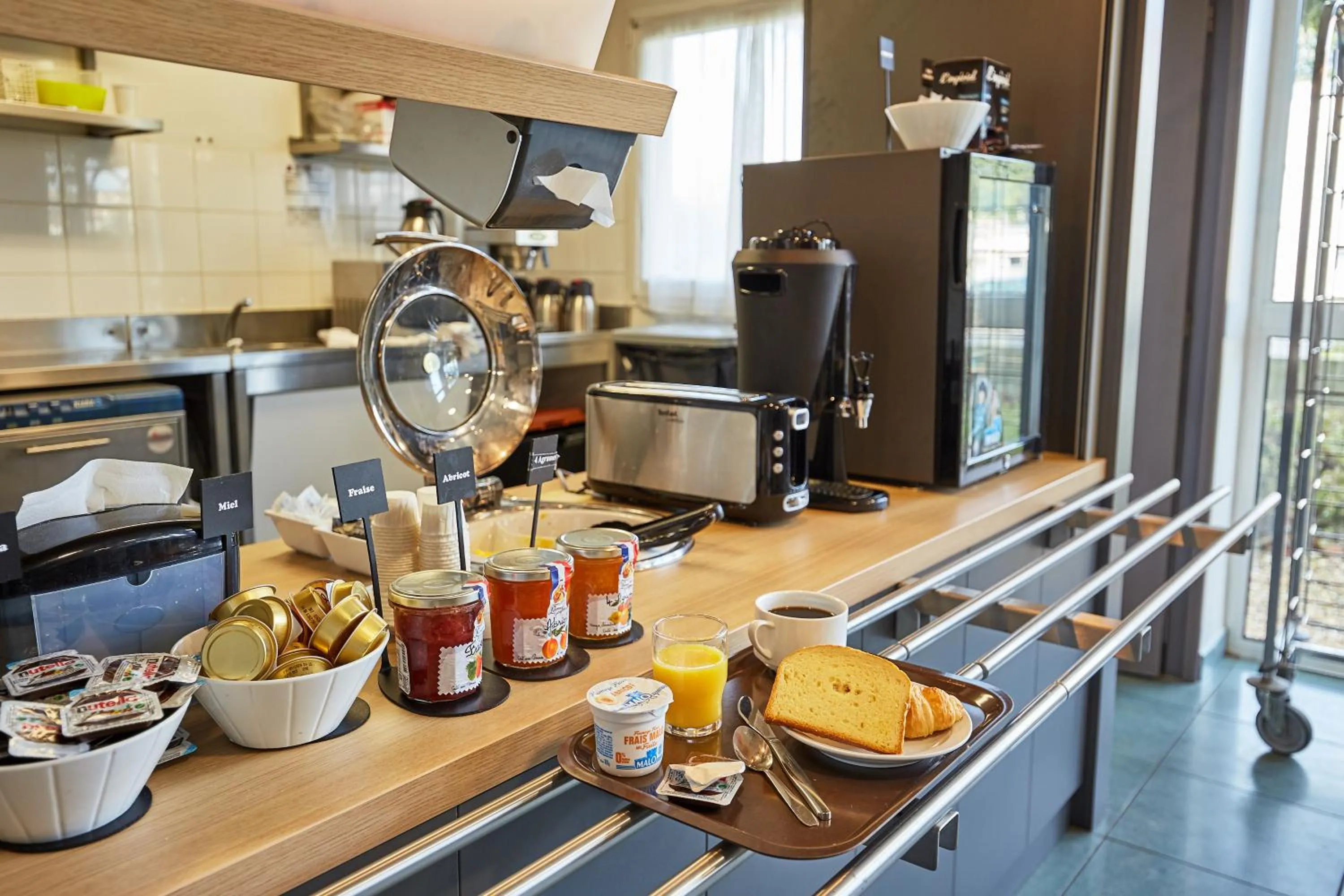 Buffet breakfast in B&B HOTEL Le Havre Harfleur 1