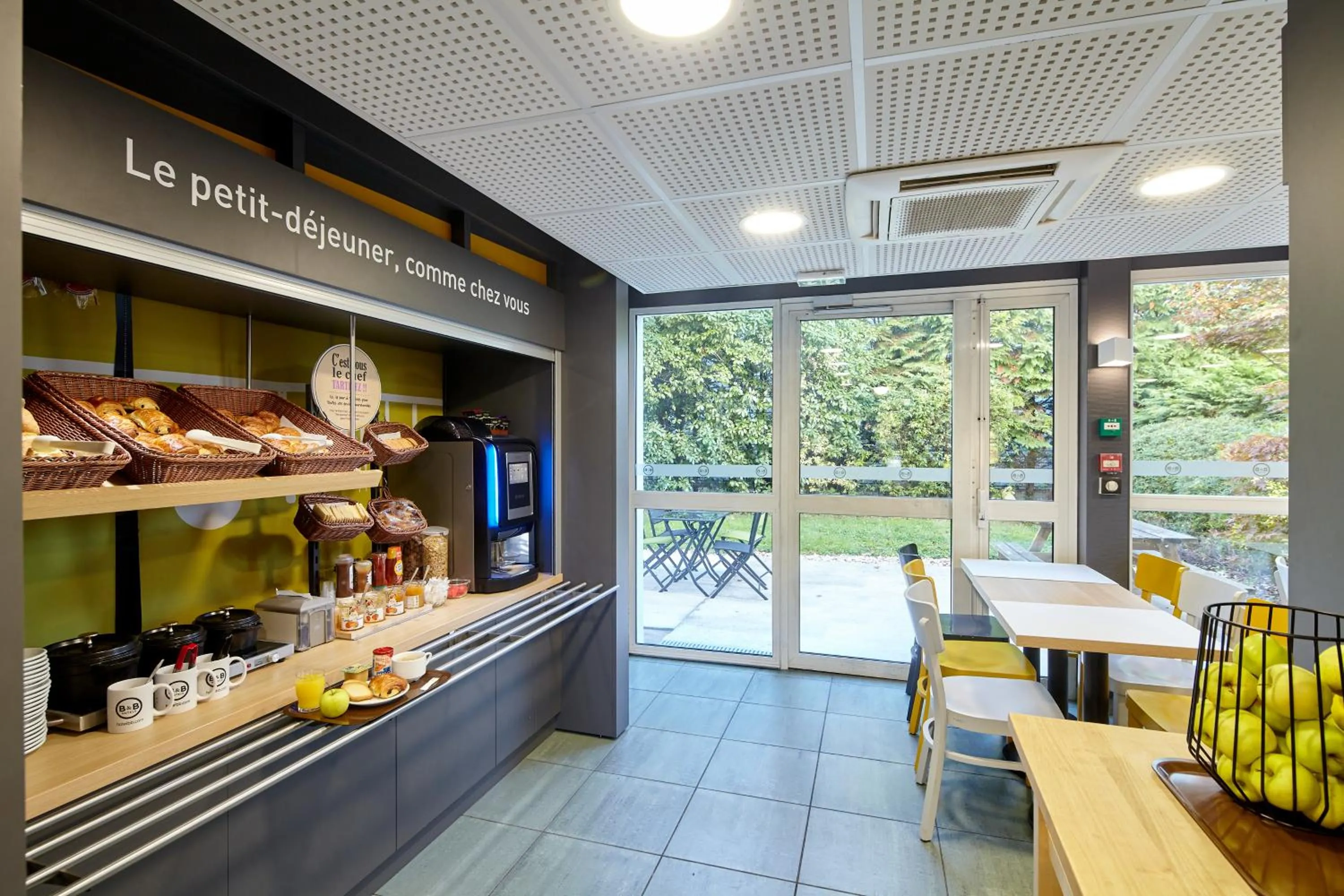 Buffet breakfast in B&B HOTEL Evry Lisses 2