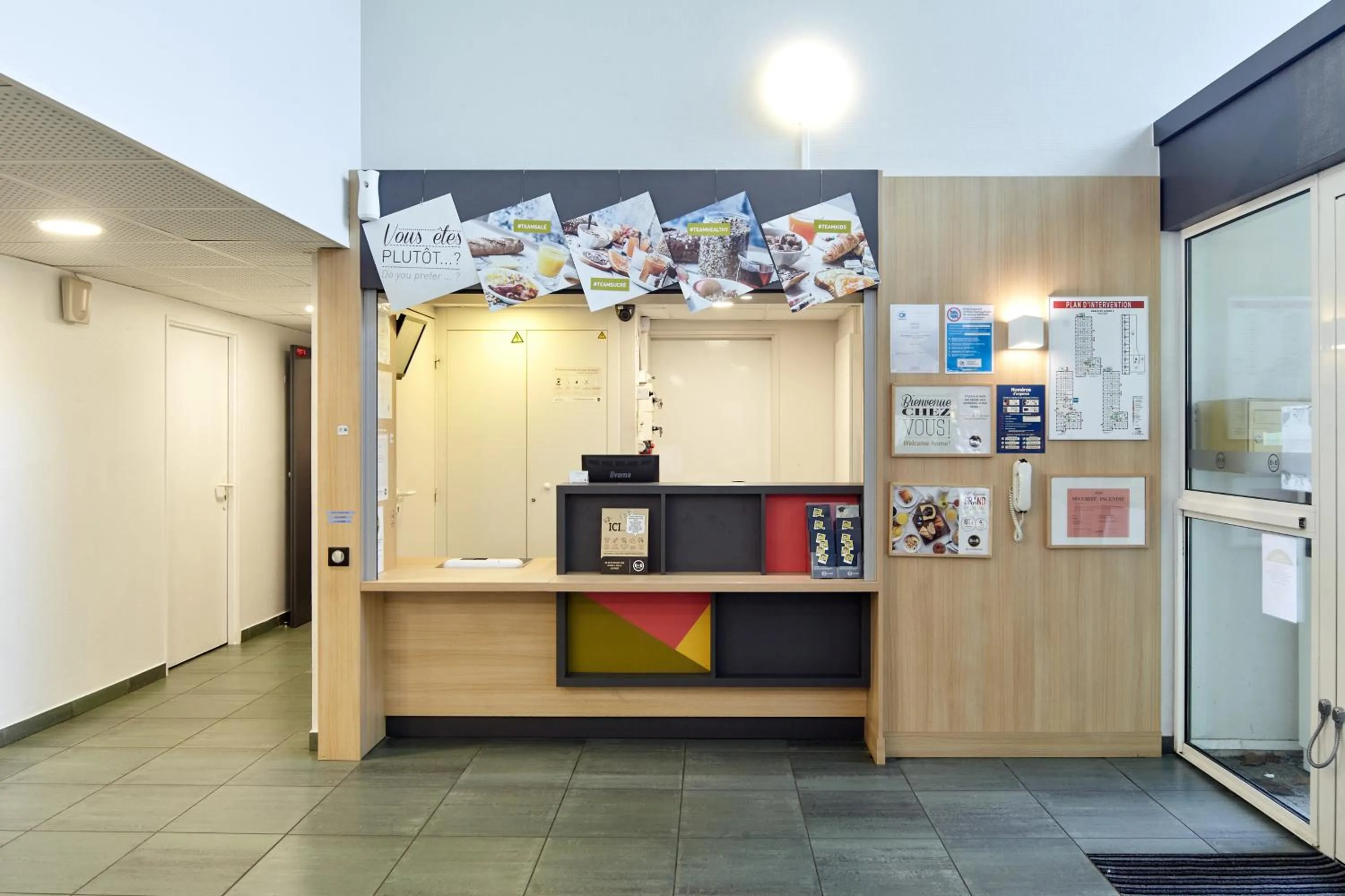Lobby or reception in B&B HOTEL Evry Lisses 2